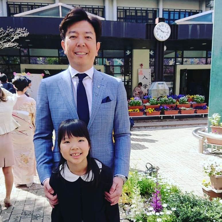 竹内弘一さんのインスタグラム写真 - (竹内弘一Instagram)「末っ子の小学校入学式。あっという間に大きくなっちゃってー。友だち100人作ってね！満開の桜のもと記念撮影だけして私は大学病院へ。きょうも長いなあ😅 #入学式」4月8日 11時41分 - takeuchi_koichi