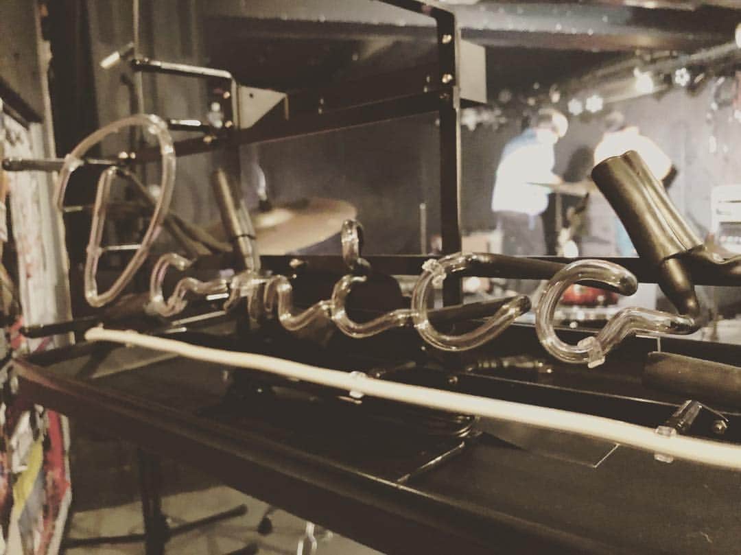 土井コマキのインスタグラム：「どうしてもドミコのこのツアーを見ておきたくて高松へ。 曲単位でも全体でもドラマチックになってた。機材？アレンジ？意識？きっと全部が進化したんやと思う。素晴らしき、ドミコ。凄いぞ、ドミコ。 打ち上げで、なんかの説明をするのに「だからローグワンと一緒なんすよ！」と熱弁してたけど、それで意思疎通できるので大丈夫。 ちなみに会場はレコ屋の奥にライブハウスという、夢のある箱でした。ナイス。高松ちょっと面白いかも。 #こまきっぷ #高松」