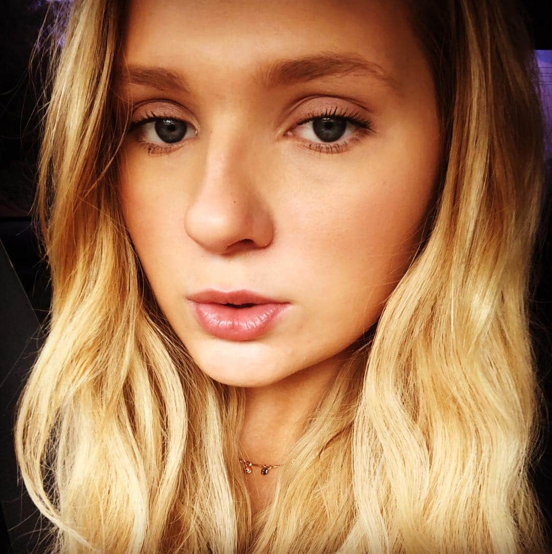 アビゲイル・ブレスリンさんのインスタグラム写真 - (アビゲイル・ブレスリンInstagram)「I never really post selfies bc I am not a great selfie taker but I realized when u mix foundations tg u kinda feel like a scientist.  Fenty foundation btw 🙏🏻」4月8日 11時42分 - abbienormal9