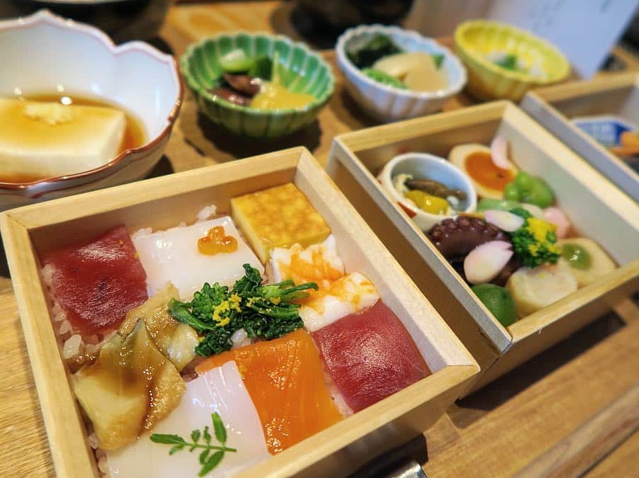 Mai Wakimizuさんのインスタグラム写真 - (Mai WakimizuInstagram)「昨日は1日京都でした♡lunchは定番のIZAMAにておばんざい御膳＼(^o^)／プチサイズの三段のお重には、季節の食材がてんこもり！宝箱を開ける時の、あのワクワクドキドキ感が味わえます♡この時期の最中は桜のアイス♡目も味も心も満たされた♡ #wakkingourmet#izama#居様#京都」4月8日 11時53分 - wakkin__m