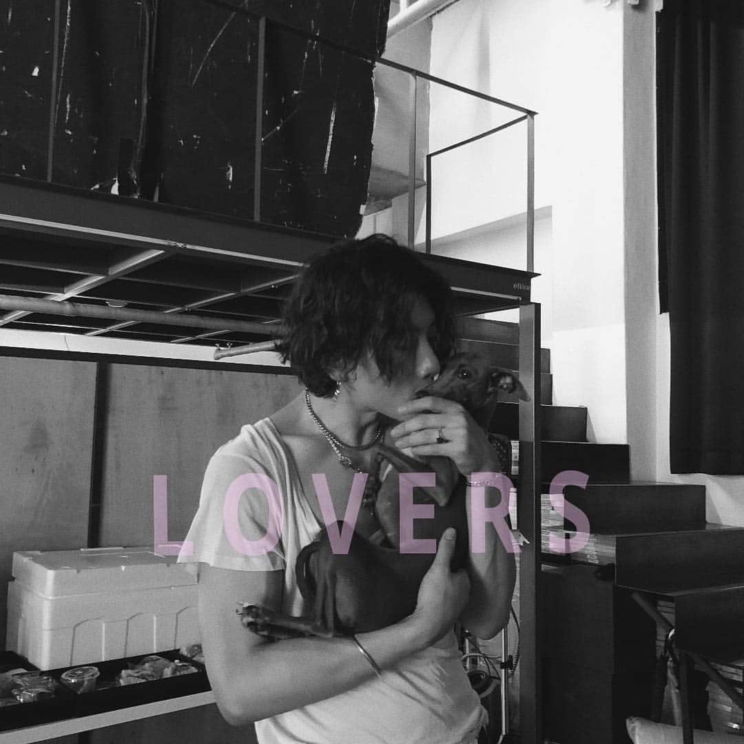パク・ヒョシンさんのインスタグラム写真 - (パク・ヒョシンInstagram)「⠀⠀⠀⠀⠀⠀⠀⠀⠀ ⠀⠀⠀⠀⠀⠀⠀⠀⠀ Now ask yourself ⠀⠀⠀⠀⠀⠀⠀⠀⠀ #PARKHYOSHIN #박효신 #20YEARS #LOVERS #2019  #LOVERS2019 #LIVE2019」4月8日 11時53分 - parkhyoshin.official