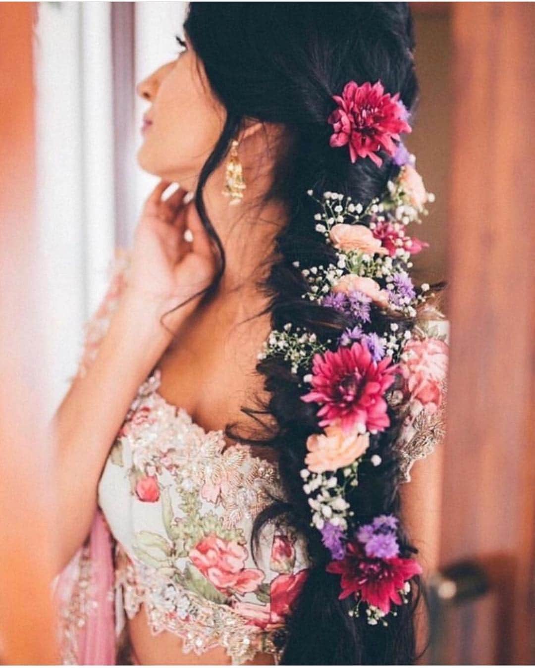 Indianstreetfashionさんのインスタグラム写真 - (IndianstreetfashionInstagram)「This hairstyle is definitely aces 😍 #indianstreetfashion . . . . #indianfashion #stylefile #indianbride #bridalwear #weddings #bridalfashion #indianweddings #ethnic #traditional #potd #couture #designer #glamour  #photography #fashionphotography #ootd #bridalinspo #sangeet #mehendi . . .  #weddingblogger #fashionblogger #indianblogger #dubaiblogger #londonblogger #celebstyle」4月8日 11時53分 - indianstreetfashion