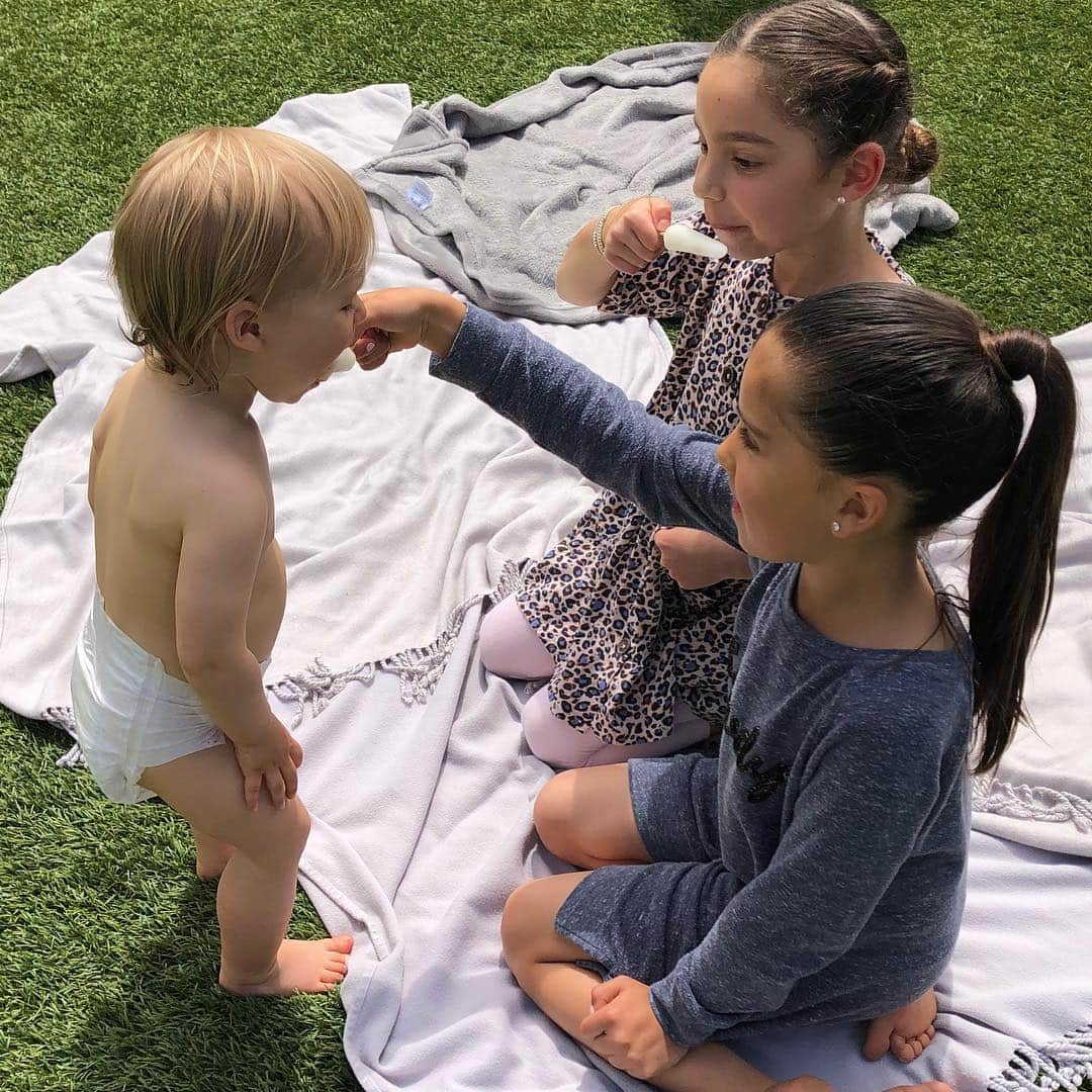 ロゼリン・サンチェスさんのインスタグラム写真 - (ロゼリン・サンチェスInstagram)「Today the family had a wonderful shoot for a secret cover!!! 🤫 and this moment right here of Sebi with her bestie Aliya feeding Dylan was everything!!!! #losamo」4月8日 11時50分 - roselyn_sanchez