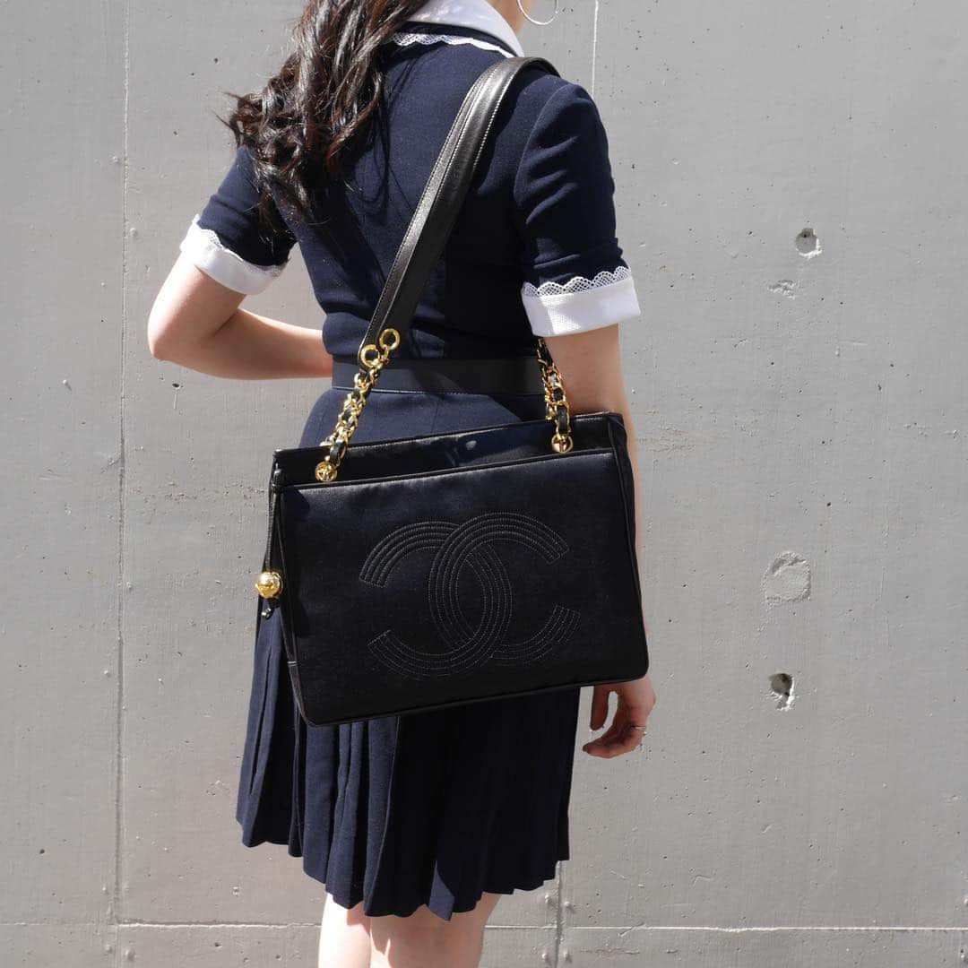 のインスタグラム：「Vintage Chanel satin tote bag.≫ Free Shipping Worldwide✈️ DM for more information ✉️ info@amorevintagetokyo.com  #ヴィンテージ #シャネル  #ヴィンテージシャネル #ヴィンテージブランドブティック #アモーレ #アモーレトーキョー #表参道 #青山 #東京 #chanel #vintage #vintagechanel #chanelvintage#amoretokyo #amorevintage #vintageshop」