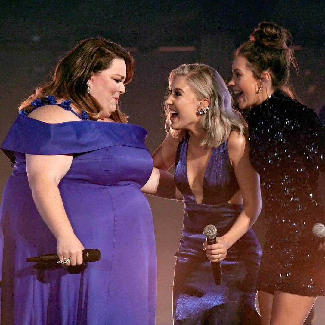 E! Onlineさんのインスタグラム写真 - (E! OnlineInstagram)「#ThisIsUs' Kate Pearson would be so proud of Chrissy Metz for her live-TV singing debut at the #ACMAwards. 😭 (📷: Getty Images)」4月8日 12時01分 - enews
