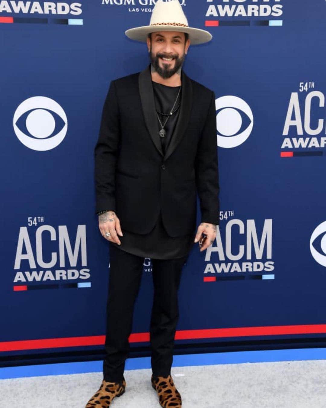 A.J.のインスタグラム：「Excited to be here at the 54th @acmawards! Custom suit by @oliazavozina」