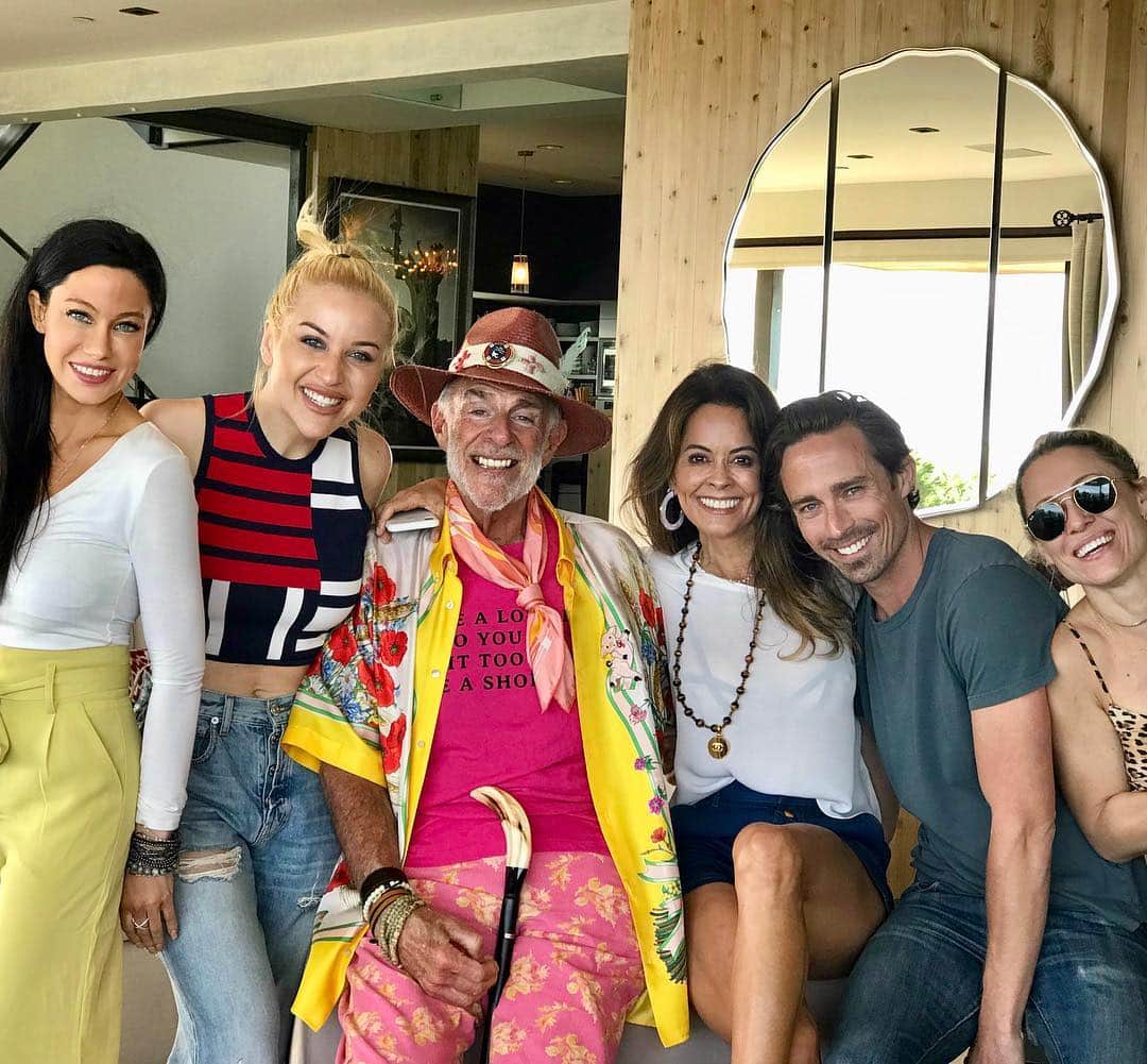 ブルック・バークさんのインスタグラム写真 - (ブルック・バークInstagram)「Just another Malibu  Sunday ☀️🌈⚡️⭐️ Family, Friends, Sunday FUNday‼️」4月8日 11時58分 - brookeburke