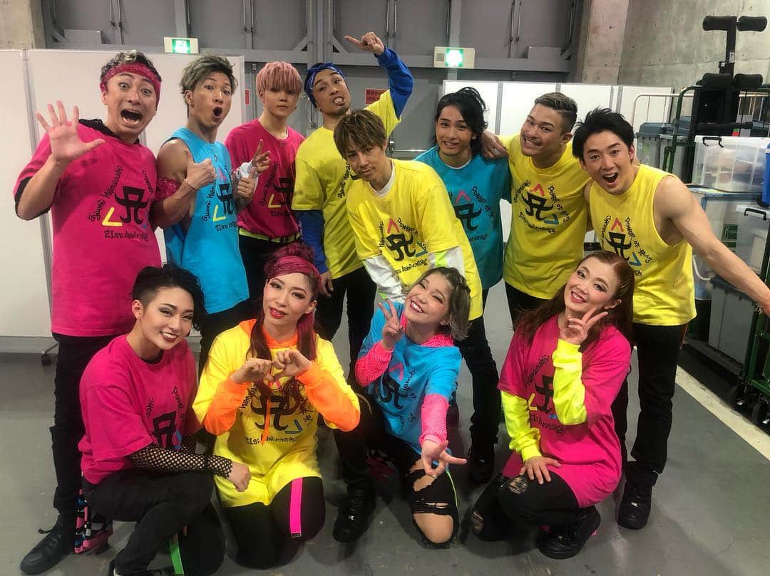 濱本和真のインスタグラム：「ayumihamasaki 21th anniversary power of A^3  さいたまスーパーアリーナでの2日限りのライブ。  ayuちゃんの元に集まった、和太鼓梵天さん、ストリングスさん、クワイヤーさん、コーラスの二人、僕たちダンサー、そしてスタッフのみなさん。 とにかく今回のライブは”人の力”そして”人の繋がり”を感じるライブだったと思います。 そしてそこにはもちろん来てくれた皆さんも！  幕が開くギリギリまで創っていたライブ。すごく緊張したけど、ステージから来てくれた皆さんを見てたら楽しさに変わっていきました😊  ありがとうございました！！ #ayumihamasaki #21周年おめでとうございます #また5月に #かっこいい写真ちょうだい🐻」