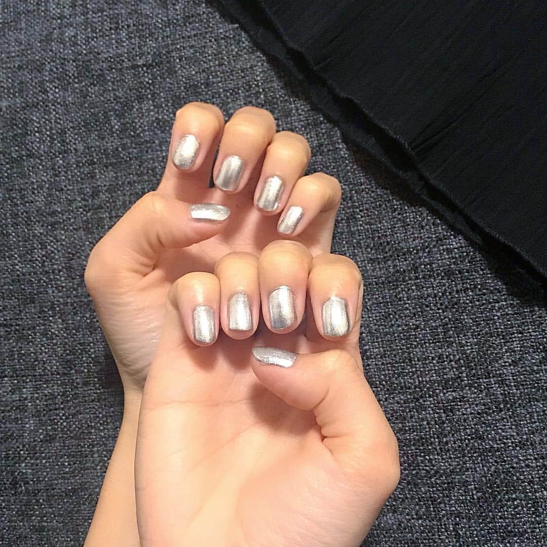 富久美玲のインスタグラム：「_ . 最近はずっとこのシルバーネイル＼(^o^)／✨ . これは前に載せた"SHISEIDOピコ"です💅 . #nail#マニキュア#セルフネイル#シルバーネイル」