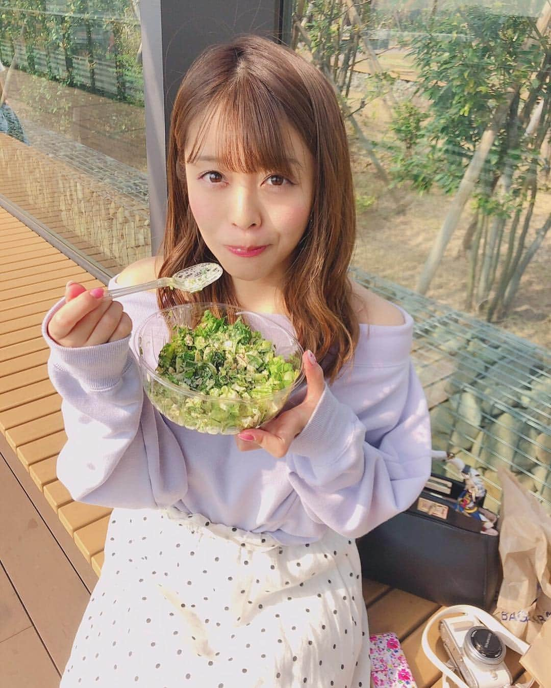 石倉侑芽さんのインスタグラム写真 - (石倉侑芽Instagram)「ぽかぽか天気だった土曜日💓 お外でランチ🥗幸せでした☺️ . ダイエット中なのでサラダをぱくぱく🐰 いつも食べないダイエットをしてしまうので だめだと反省しながらも、毎食レコーディングして 栄養バランスは考えて食事してます🍽💓 . 写り込んでるスマホケース、質問頂きましたが これは @samantha.thavasa.petit.choice のものです💓 ミラー付きでめっちゃいい😊💓 . #ゆめちんぶらり旅#チョップドサラダ#ピクニック#彼女感#あざとい#ごめんなさい#こうして見ると自分ってめっちゃ#タレ目  #ダイエット#下半身痩せたい#筋肉付けたい」4月8日 12時05分 - yume8115