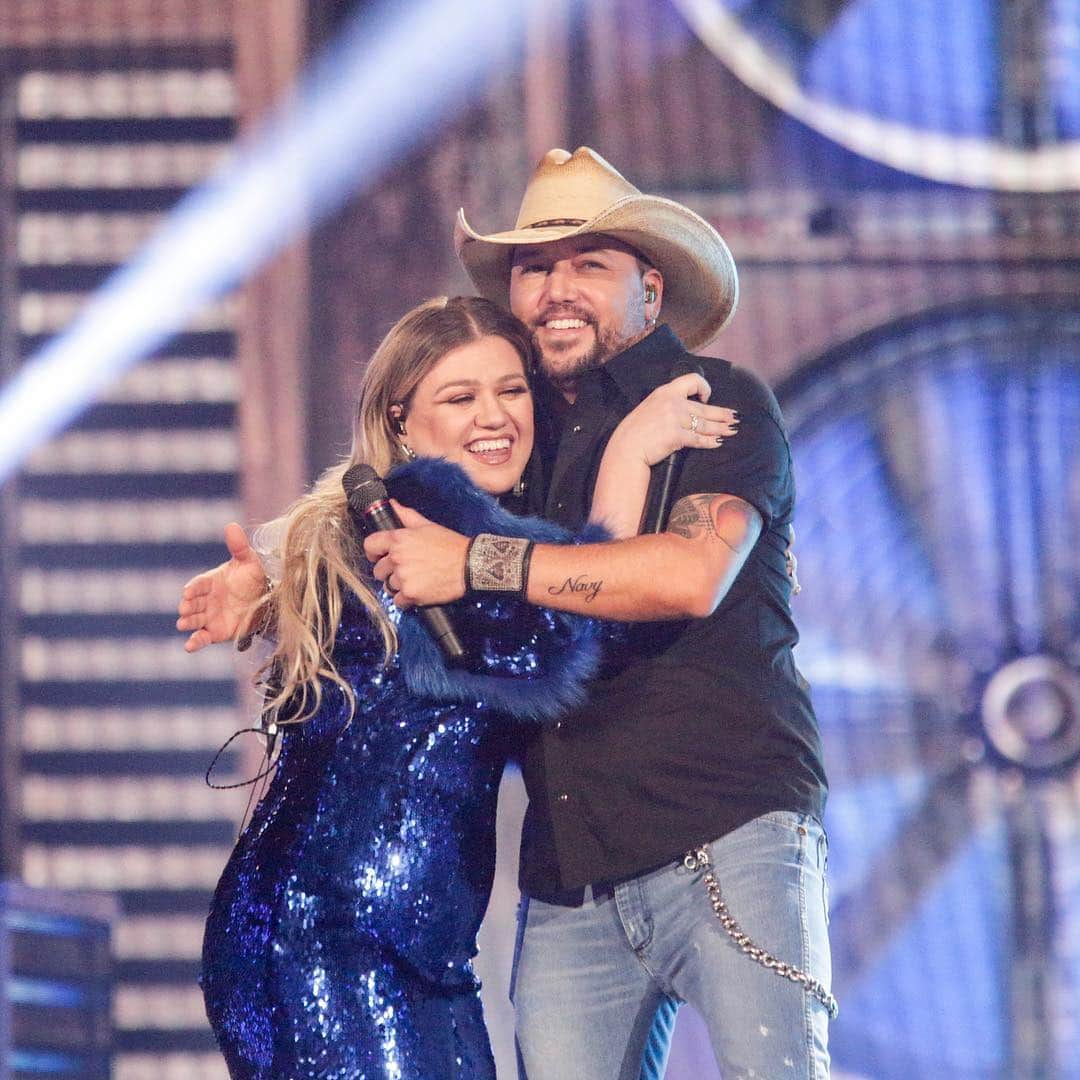 CBSさんのインスタグラム写真 - (CBSInstagram)「Don’t you want to stay in this moment with @kellyclarkson and @jasonaldean?! #ACMawards」4月8日 12時06分 - cbstv