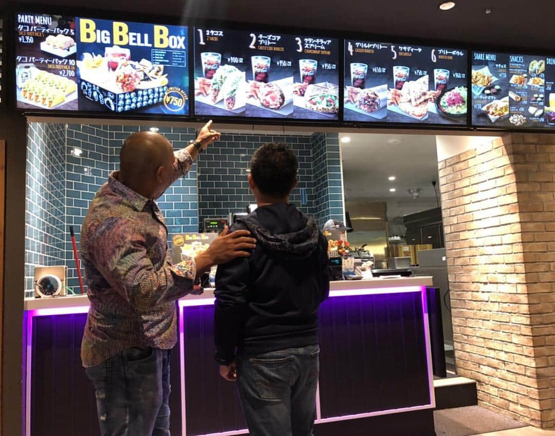 アレックス・ラミレスさんのインスタグラム写真 - (アレックス・ラミレスInstagram)「Never gets old! One of my favorite restaurant now in Japan! Love it😋 #tacobelljapan with my great friend @kamedas3」4月8日 12時07分 - ramichan3