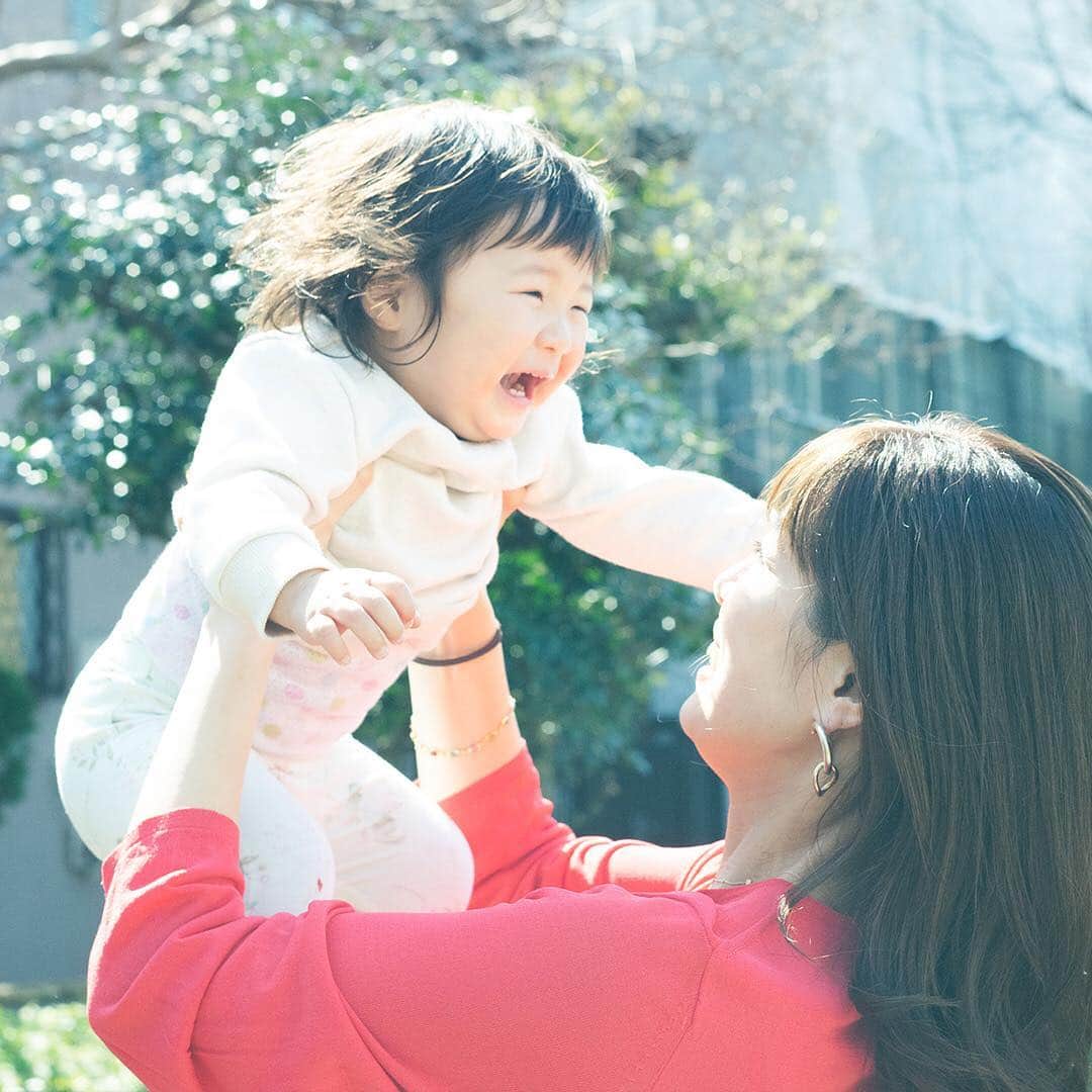 DECENCIA(ディセンシア)さんのインスタグラム写真 - (DECENCIA(ディセンシア)Instagram)「「10の質問で紐解くSTORY」＜4月＞ //////// 咲き続ける人 道村弥生さん ♯2 (Q&A) ・ (Q1) あなたにとって「美しさ」とは？ ・ 「個性」だと思っています。 流行に流されず、自分の軸を持っている方は美しいと感じます。 自分自身の好きなところも嫌いなところも「個性」として受け入れ、それを最大限磨くことによって、人それぞれの「美しさ」が生まれると思います。 ・ (Q2) あなたの宝物を一つ教えてください ・ 「家族」です。 今までの自分自身の人格や人生観を作ってくれたのも家族、辛いときに私を丸ごと受け入れてくれたのも家族、今後の人生の生きる意味や働く楽しさを生み出してくれているのも家族です。 ・ (Q3) 来年の今頃、何をしていると思いますか？ ・ 「もし今日死んでも幸せな人生だった！」と心から思えるように、仕事にプライベートに全力で、その時に一番やりたいと思っていることをしながら生きているはずです。 何をしているかは想像もつきません（笑） //////// ＜NEXT＞ ♯3 (Q&A) //////// 道村弥生さん : @chimu841 Photo : @sai_photograph #10の質問で紐解くSTORY #道村弥生 #yayoimichimura #美しい人 #人生 #起業家 #社長 #教育 #結婚 #出産 #子育て #株式会社ハグカム #hugcome #オンライン英会話 #英会話 #アトピー #アトピー肌 #インタビュー #グローバルクラウン #敏感肌はどこまでも美しくなれる #DECENCIA #ディセンシア #敏感肌 #化粧品 #現代女性 #スキンケア #敏感肌スキンケア #敏感肌化粧品 #敏感肌コスメ #肌ケア」4月8日 12時07分 - decencia_official