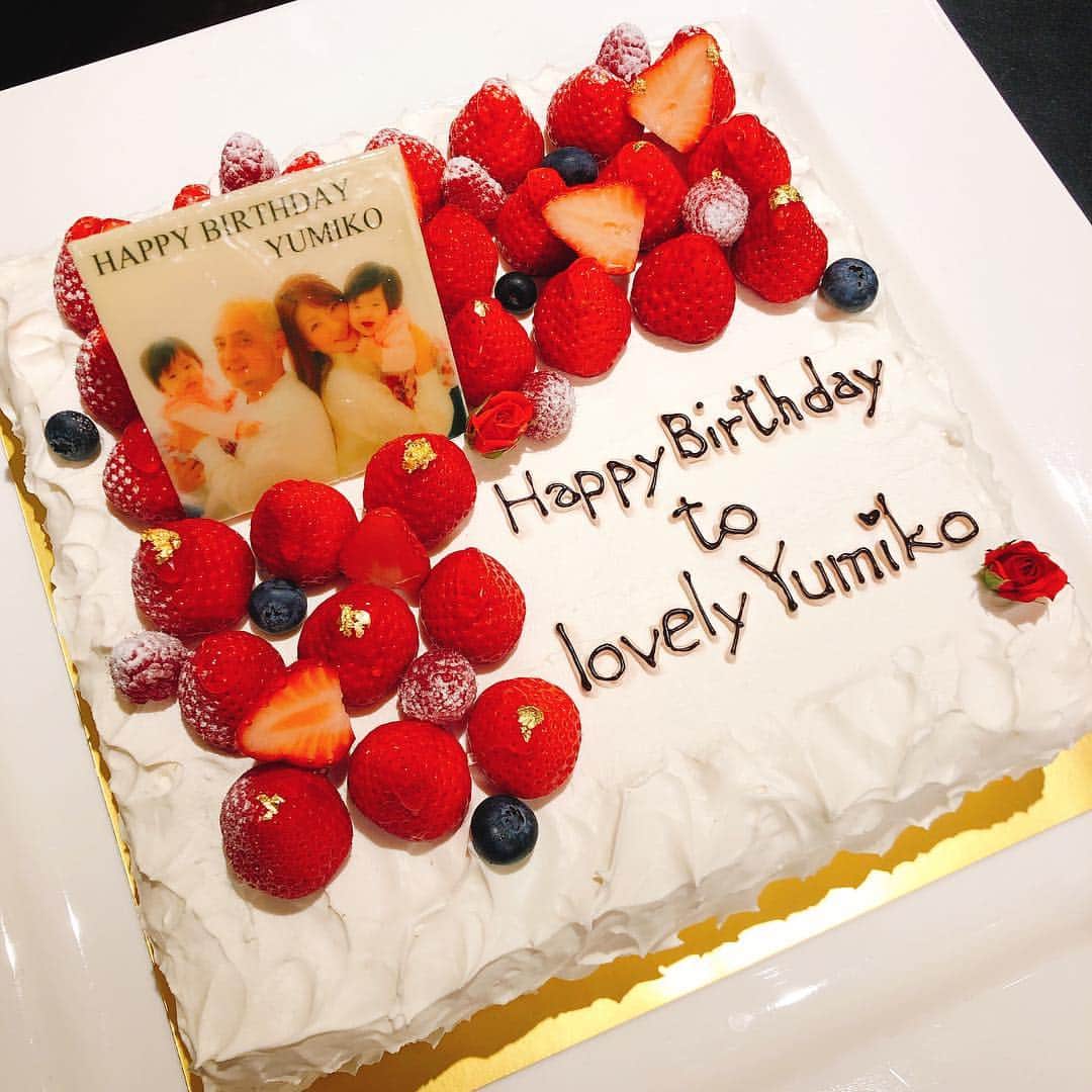 遠近由美子さんのインスタグラム写真 - (遠近由美子Instagram)「ありがとう😊 #surprisebirthday #お誕生日 #ファミリーフォト #birthdaycake #friends #love  #thanks #always」4月8日 12時18分 - yumiko_tochika