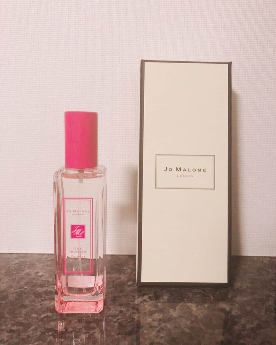 堤友香さんのインスタグラム写真 - (堤友香Instagram)「. 先週から 限定発売が始まった @jomalonelondon の ブロッサムズシリーズ🌸 予約していた シルクブロッサムが届きました☺️ . 2週間前、 店員さんが すごーく素敵な香りを纏っていて 「なんの香りつけてるんですか？」 とつい聞いてしまうほど 惚れた香りでした✍️🌸 #限定に弱い  #jomalonelondon #jomalone #香水 #限定 #フレグランス #オードトワレ  #ブロッサムズ #シルクブロッサム」4月8日 12時19分 - yuka_tsutsumi0605