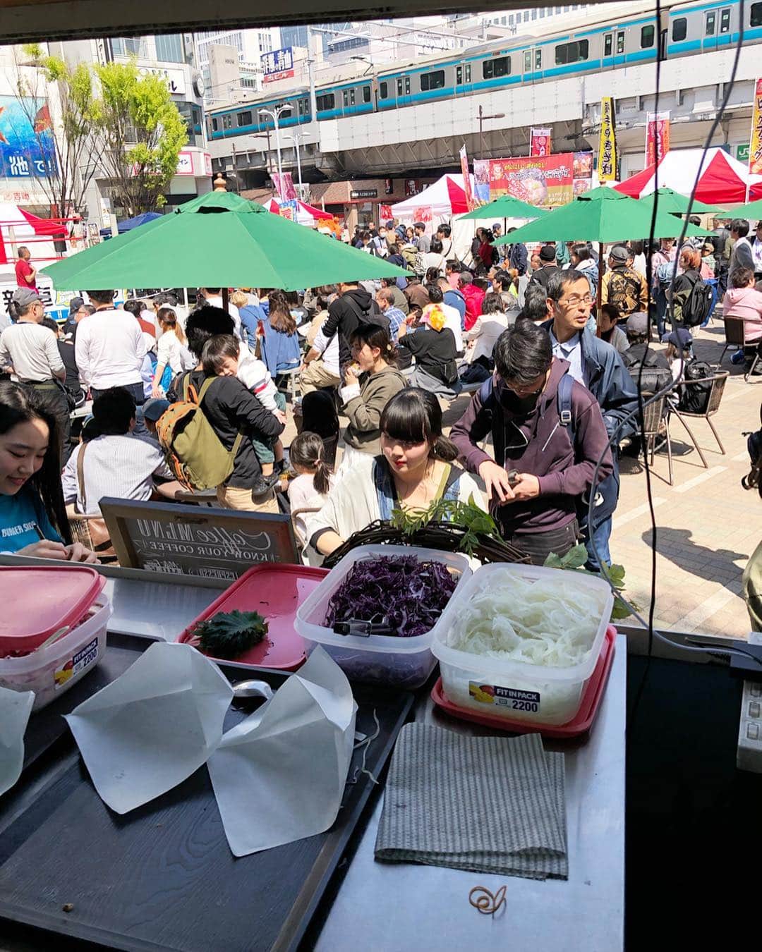 yuu sakuraiさんのインスタグラム写真 - (yuu sakuraiInstagram)「先日の4月6日と、7日の土日に、 御徒町駅前パンダ広場にて、 : 上野の老舗松坂屋さんが主催する 【東北フェスティバル2019】へ 鯖バーガーの出店をさせていただきました‼︎ : 今回のイベントの趣旨は 〝東北の復興を食を通して盛り上げよう‼︎〟というコンセプトで 仙台、宮城、福島、秋田から 名産を用いて広場にて出店をされており、 : 私達 鯖バーガー専門店はこのイベントを拡散し多くの方にPRすると共に東北の梅のしば漬けを使い、 桜舞う春のイメージに合わせてピンクの鯖バーガーで参戦！ : 私達の鯖バーガーを購入して下さった方々の大切なお金から、 東北の復興への支援としてお渡します！ : 今回のイベントは、1年前。 初めて鯖バーガーがお店を飛び出てキッチンカーとして出店する出発のキッカケになったイベントで、 私にとっても思い入れが強いです。 : 今回のイベントの前に。 MK CAFEの菊池オーナーは、 鯖バーガーの代表の私に目標を超える事の大事さを本気で伝えてくれました。 : やると決めた事を達成した時、 自分の自信に変わる！ その自信は、鯖バーガーを日本中へ広めようとしている私にとって、 とても重要な事で、自分が鯖バーガーと共に飛躍する姿が応援して下さっている方に返せる事だと思います！！ : 今回、皆さんのおかげで2日目にして目標個数の達成をする事が出来ました！！ : 日本で取れる食材を使うこと。 大切に育てられた農家の方の野菜。 玄米粉パンに使われている国産のお米。 命をかけて漁に出る漁師さんのとる鯖☆ : その食材を、栄養バランスのとれた１つのハンバーガーとしてこれからも1人でも多くの方に食べてもらいたいし、みんながアンバサダーとして同じ思いで広げて頂けたら嬉しいです！ : 次回は5月3日☆ 横浜パシフィコにて、 2万人規模のイベントに鯖バーガー専門店38ism.が出店する事が決定！！ : こちらのイベントのMCには、 華原朋美さんや、菊池亜美さんなど 大人気のタレントさんや歌手の方が出演し、 なんと！！もしかしたら鯖バーガーのキッチンカーまで試食しに来てくれるかもしれなくて… ドキドキしています。笑 : また、今回2日目には 【鶏カツ専門店ガッツ】のサクッジュワッとした食感がたまらない鶏カツも 共にキッチンカーにて出させていただき、5月3日も同時出店予定です！ : 今回のような企画にお声をかけて下さった松坂屋の中西さん！ 中西さんを繋げて下さった正人さん！ : いつも見守り沢山のアイディアをくださる菊池オーナー！ @mk_kiku  貴重な体験をいつも本当にありがとうございます‼︎ : さあ、次の目標に向けて動いていきます！！ : #power #food  #happy  #smile #dream  #フードコーディネーター #食育インストラクター #テーブルコーディネーター  #東京 #鯖バーガー #coffee #instagood #tbt #art #style #love #fitness #life #healthy #鯖バーガー専門店 #38ism.  #おうちごはん #ハンバーグ #料理 #レシピ #時短料理」4月8日 12時15分 - food_yuu