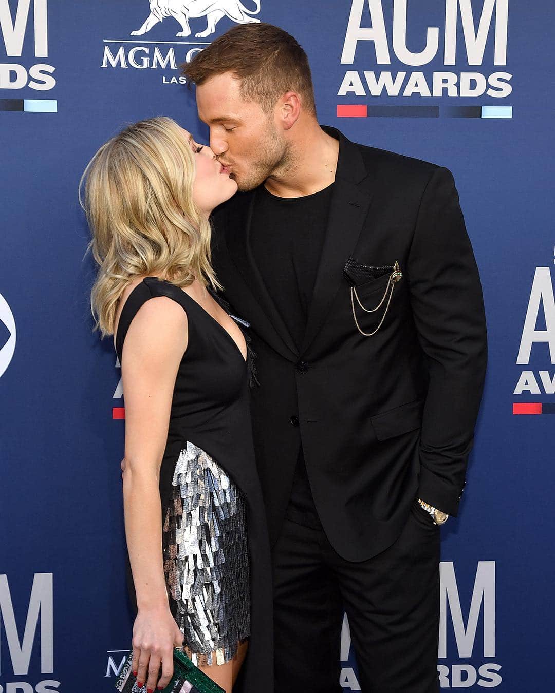 Just Jaredさんのインスタグラム写真 - (Just JaredInstagram)「The Bachelor’s @coltonunderwood and @cassierandolph shared a cute kiss on the red carpet at the ACM Awards! #ColtonUnderwood #CassieRandolph #TheBachelor #ACMAwards Photos: Getty, INSTAR」4月8日 12時18分 - justjared