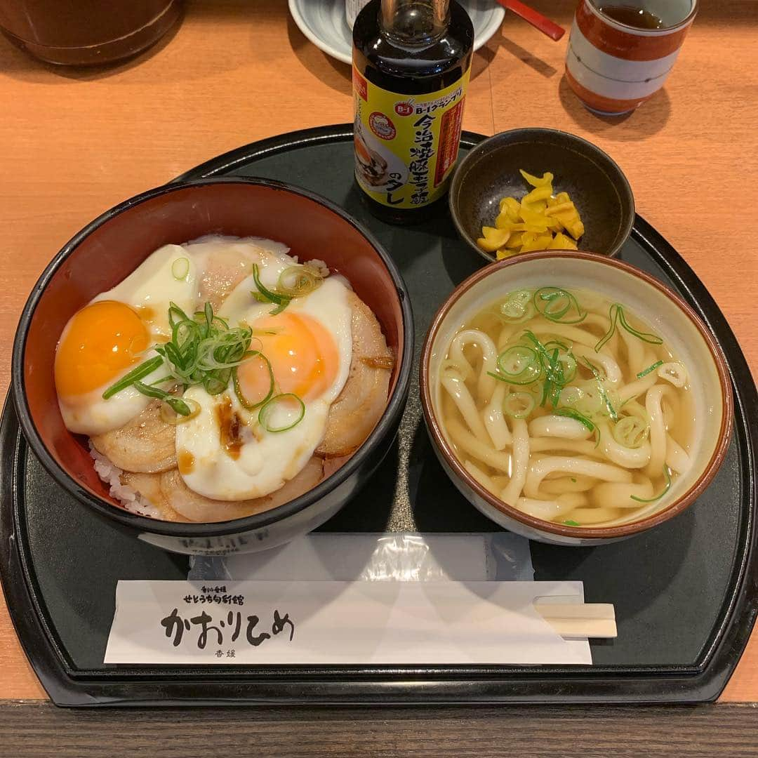 くろさんのインスタグラム写真 - (くろInstagram)「焼豚玉子飯・ミニうどん付き🥢930円 dancyu読んだら🍳が食べたくなった😅 #焼豚玉子飯 #今治焼豚玉子飯のタレ #焼豚玉子飯は今治のソウルフード #焼豚卵飯 #焼豚玉子丼 #焼豚たまご飯 #ミニうどん #NoUdonNoLife #かおりひめ #香媛 #香川愛媛せとうち旬彩館 #せとうち旬彩館 #新橋ランチ」4月8日 12時20分 - m6bmw