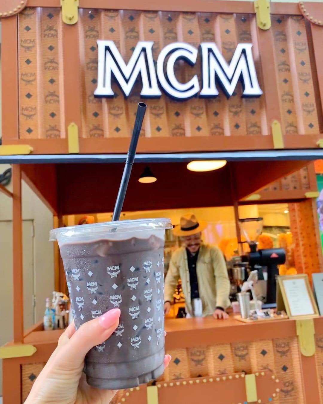のインスタグラム：「เปิดกาแฟ #mcm อยู่ค่าที่ #emquartier 😍มิมุสั่ง Back cocoนะคะ🧡 ราคา65 บาท ✨ . . 期間限定でやってるMCM cafe にいってきたよ✨私が頼んだものはBlack Coco🧡甘さ控えめで作ってもらった👍🏻💕✨ . お値段も高いかと思いきや、65バーツでビックリ👏🏻✨コップも可愛い❤️ . . . #มิมุ #ไม่ใช่มุมิ #คนญี่ปุ่น #กาแฟ #ร้านน่ารัก #Mimu  #bangkoklife #bangkok #thailand #trip #sightseeing  #バンコク #バンコク生活 #海外在住 #タイ旅行 #レストラン #タイ #カフェ #カフェ巡り #期間限定ショップ」