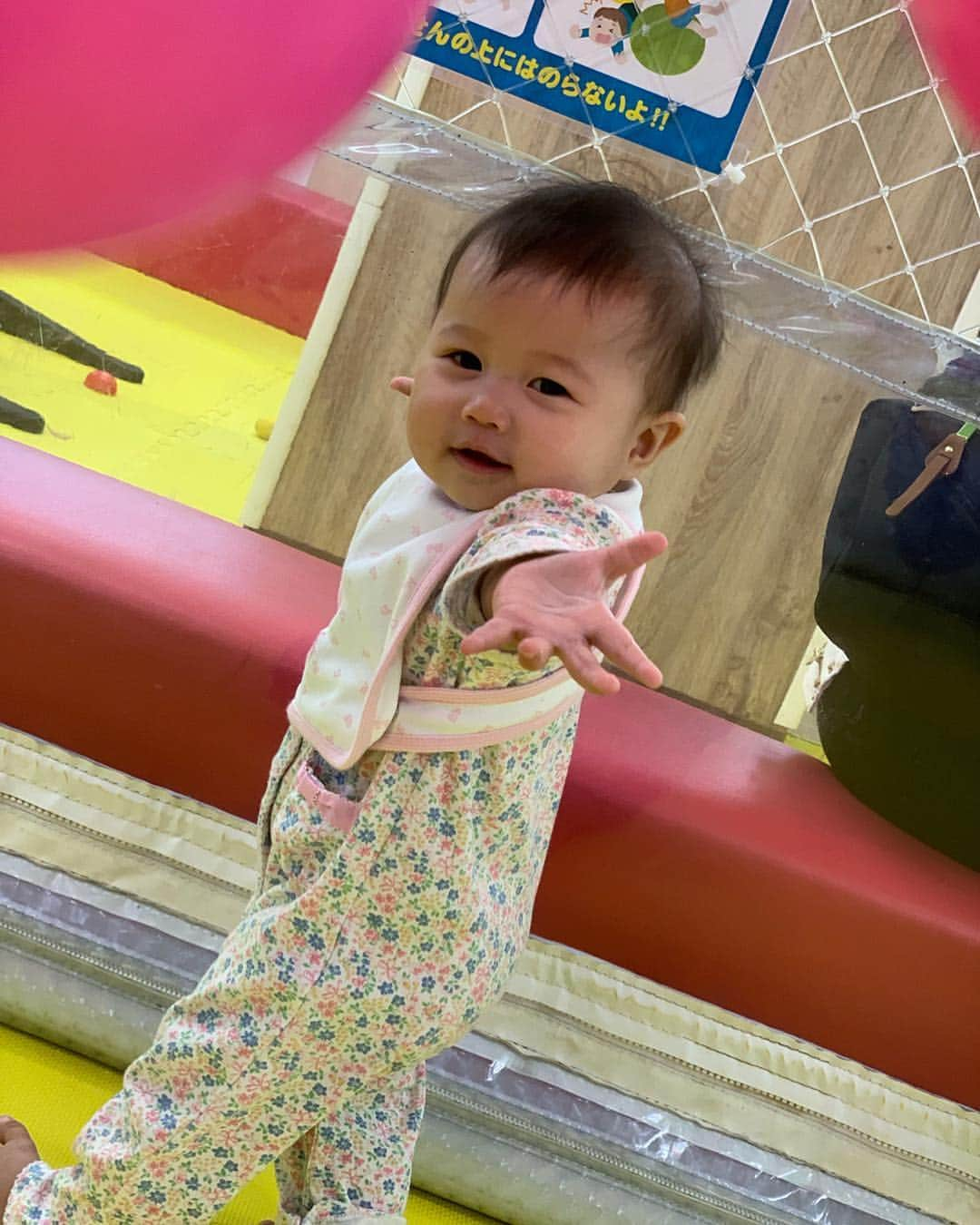 HARUKA MUTOさんのインスタグラム写真 - (HARUKA MUTOInstagram)「🧸9 months old💛💖 早い早い早いー!!!!! 何だかいつのまにか出来る事が増えててママはびっくりさせられます💎 伝い歩きも出来るようになり、手を離してバランスも取る🌸 そして出来た時の得意げな顔がこれまた愛おしい☺️💕 "はいどーぞ"も"バイバイ"も覚えてきてるし、とにかく声を張り上げるようになった!! 可愛い小さな2本の歯が下からニョキニョキ成長してる🦷✨ 毛の薄かったヒマだけど、髪も増えた!!👶🏼 ハイハイも早くて、"ママ、ママ〜"ってどこにいても後追いして私を探し出す☺️❤️ ・ 自分の用事が思うように進まなくってイライラしてしまう事ももちろんある😔声を張り上げてしまい、泣く娘を見て私が泣いてしまったり。 夜は何度もおっぱいチューチューさせるし、準備は2倍かかるし、食べ物・飲み物ぐちゃぐちゃにしたり、こぼしたり、グズって1日何も出来ない日もあるし、ずっと抱っこしてなきゃいけない日もある。 ・ それでも毎日娘といれて幸せでいっぱいで、毎日沢山ハグして、沢山キスして、沢山笑って、沢山大好きだよって伝える。未熟なママやけど娘にとっての最高のママでいたいから、まだまだ頑張らなくっちゃ。 娘の成長が嬉しいような、もう既に寂しいような笑 あと3ヶ月で1歳かぁ〜、、、 ほんまにほんまにほーんまに早い！！！！ だから毎日を大切に生きなきゃね。 i love you HIMARI❤️ #9monthsold #baby #himari #family #lovemyfamily  #向日葵日記 #成長記録 #愛娘 #武末家」4月8日 12時29分 - haruka_muto