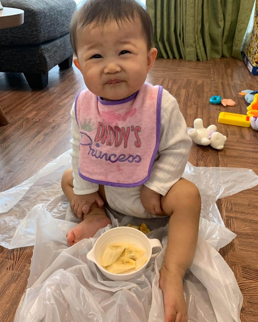 HARUKA MUTOさんのインスタグラム写真 - (HARUKA MUTOInstagram)「🧸9 months old💛💖 早い早い早いー!!!!! 何だかいつのまにか出来る事が増えててママはびっくりさせられます💎 伝い歩きも出来るようになり、手を離してバランスも取る🌸 そして出来た時の得意げな顔がこれまた愛おしい☺️💕 "はいどーぞ"も"バイバイ"も覚えてきてるし、とにかく声を張り上げるようになった!! 可愛い小さな2本の歯が下からニョキニョキ成長してる🦷✨ 毛の薄かったヒマだけど、髪も増えた!!👶🏼 ハイハイも早くて、"ママ、ママ〜"ってどこにいても後追いして私を探し出す☺️❤️ ・ 自分の用事が思うように進まなくってイライラしてしまう事ももちろんある😔声を張り上げてしまい、泣く娘を見て私が泣いてしまったり。 夜は何度もおっぱいチューチューさせるし、準備は2倍かかるし、食べ物・飲み物ぐちゃぐちゃにしたり、こぼしたり、グズって1日何も出来ない日もあるし、ずっと抱っこしてなきゃいけない日もある。 ・ それでも毎日娘といれて幸せでいっぱいで、毎日沢山ハグして、沢山キスして、沢山笑って、沢山大好きだよって伝える。未熟なママやけど娘にとっての最高のママでいたいから、まだまだ頑張らなくっちゃ。 娘の成長が嬉しいような、もう既に寂しいような笑 あと3ヶ月で1歳かぁ〜、、、 ほんまにほんまにほーんまに早い！！！！ だから毎日を大切に生きなきゃね。 i love you HIMARI❤️ #9monthsold #baby #himari #family #lovemyfamily  #向日葵日記 #成長記録 #愛娘 #武末家」4月8日 12時29分 - haruka_muto