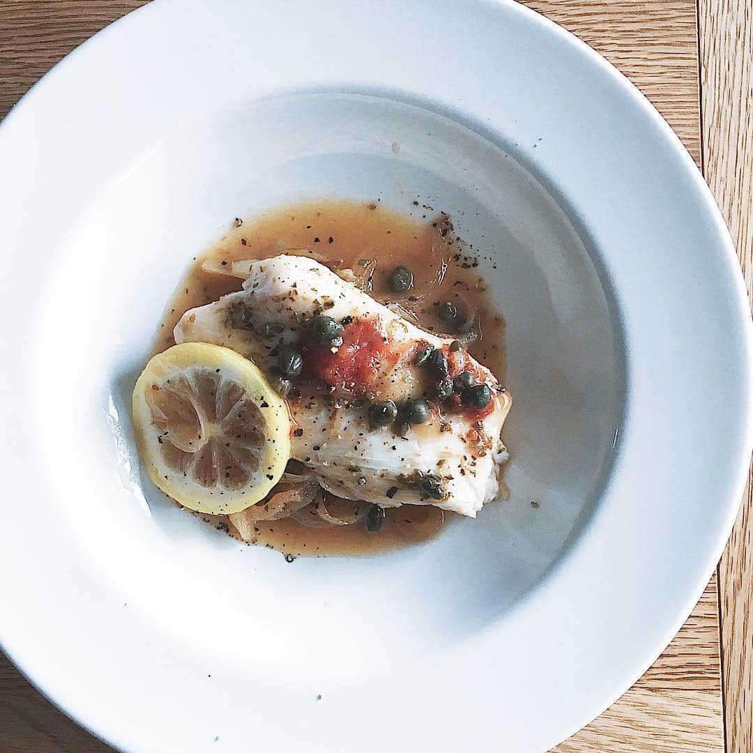 miyoのインスタグラム：「・ Steamed tilapia with lemon.  The tilapia dish that I ate at whole foods market was very good. So I tried to make the similar one. Using lemon and onion is my idea. I could cook this dish very well! ・  ティラピアのレモン蒸し ホールフーズのデリで食べたティラピアのお料理がとても美味しかったので、似て非なるものを。 そこにレモンとオニオンは入っていなかったけど、このお料理を作るイメトレの段階で入れたら美味しそうだったので入れてみた。 めっちゃ美味しいー。  長男がすんごい喜んで食べてくれたなー。 うれしかった。」