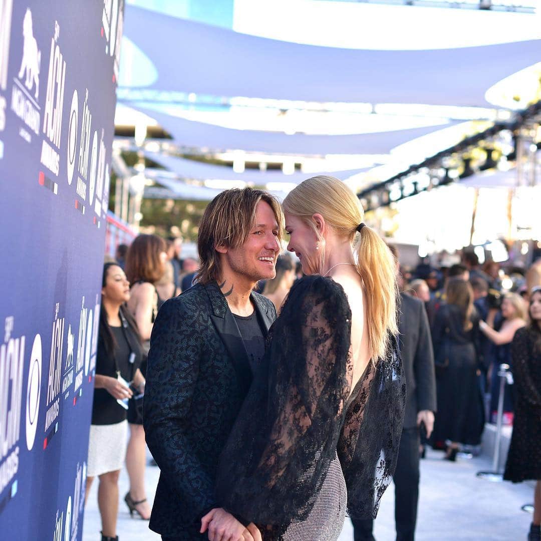 E! Onlineさんのインスタグラム写真 - (E! OnlineInstagram)「Keith Urban may have gotten Entertainer of the Year at the #ACMAwards, but he was already a winner with Nicole Kidman. 🏆 (📷: Getty Images)」4月8日 12時26分 - enews
