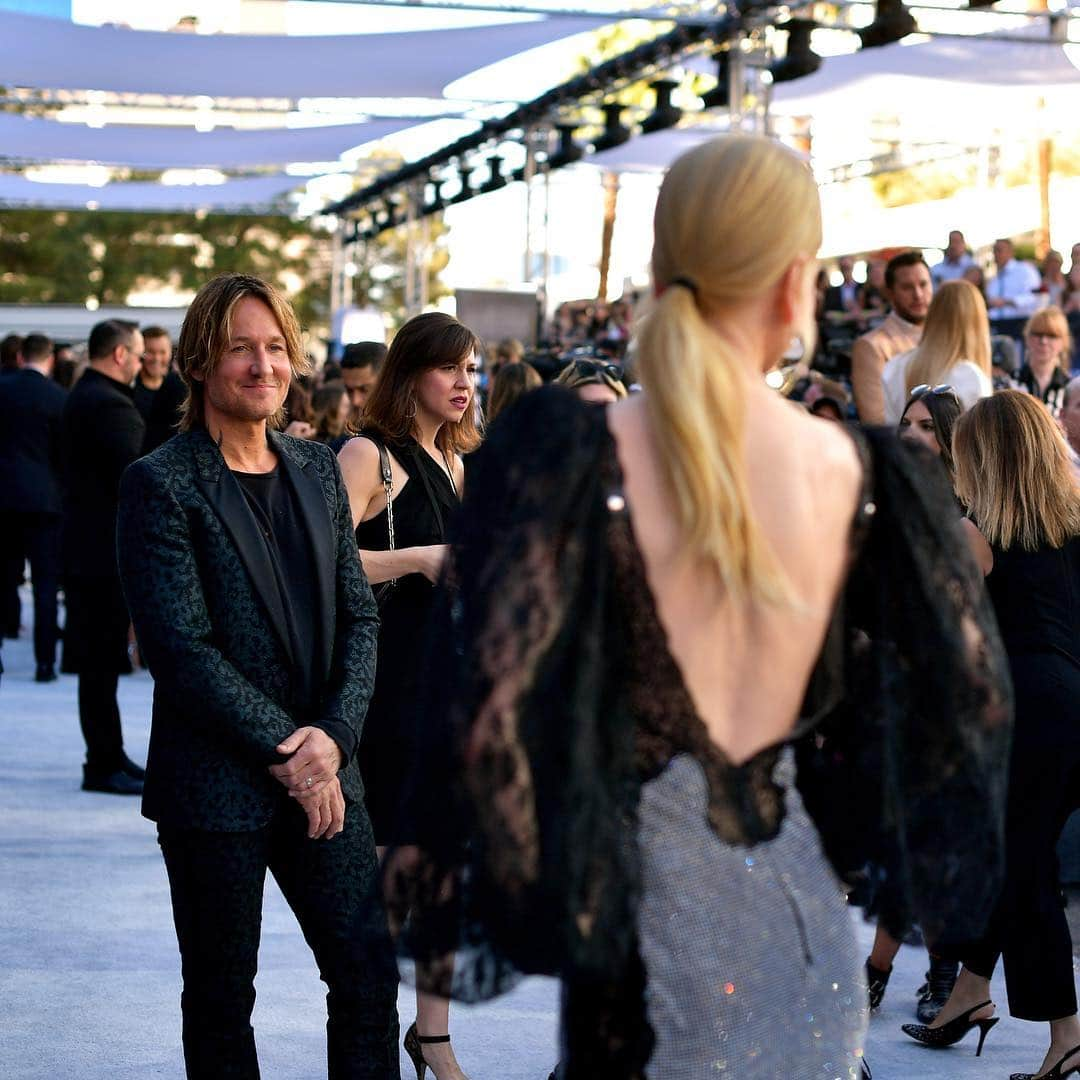 E! Onlineさんのインスタグラム写真 - (E! OnlineInstagram)「Keith Urban may have gotten Entertainer of the Year at the #ACMAwards, but he was already a winner with Nicole Kidman. 🏆 (📷: Getty Images)」4月8日 12時26分 - enews