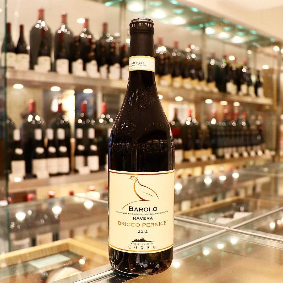 ワイン専門店エノテカ公式アカウントさんのインスタグラム写真 - (ワイン専門店エノテカ公式アカウントInstagram)「滑らかな質感と凝縮した果実味が魅力の赤ワイン、”バローロ ブリッコ･ペルニーチェ”。﻿ ﻿ こちらを造る、”エルヴィオ･コーニョ”は北イタリア・ノヴェッロ近郊の「ブリッコ・ラヴェーラ」の丘の頂上にある、家族経営のワイナリー。﻿ ﻿ 先代から受け継がれる、頑固な職人気質とテロワールへの深い愛情と誇りを持ち、ワイン造りを行なっています。 ﻿ 権威ある有名評価誌で高評価を獲得。ワイン評論家のロバート・パーカー氏も「まだあまり知られてはいないが、ピエモンテで最も素晴らしいワイナリーの一つである」と高く評価しています。﻿知名度は低いながらも、既にその実力は世界から証明されているワイナリーです。﻿ ﻿ こちらの”バローロ ブリッコ･ペルニーチェ”は、そんなコーニョの自信作。圧倒されるような華やかなアロマ、凝縮した果実味と豊かな酸が高い次元で融合する1本です。﻿ ﻿ ▽豪華ワインが当たる！インスタグラムキャンペーンを開催中。﻿ @enoteca_wineをフォローし、あなたがワインを楽しんでいる素敵な写真に #イタリアワインタイム と付けて投稿してください。抽選で豪華イタリアワインをプレゼントいたします♪﻿ ﻿ ▼お買い物はプロフィールのリンクから﻿ @enoteca_wine﻿ ﻿ #エノテカ#enoteca#enoteca_wine ﻿ #winestagram #winegram #wine #elviocogno﻿ #エルヴィオコーニョ #バローロブリッコペルニーチェ #バローロ #赤ワイン #イタリア #ピエモンテ #ネッビオーロ #土着品種 #ワイン #ワイン好き #インスタキャンペーン﻿」4月8日 12時27分 - enoteca_wine