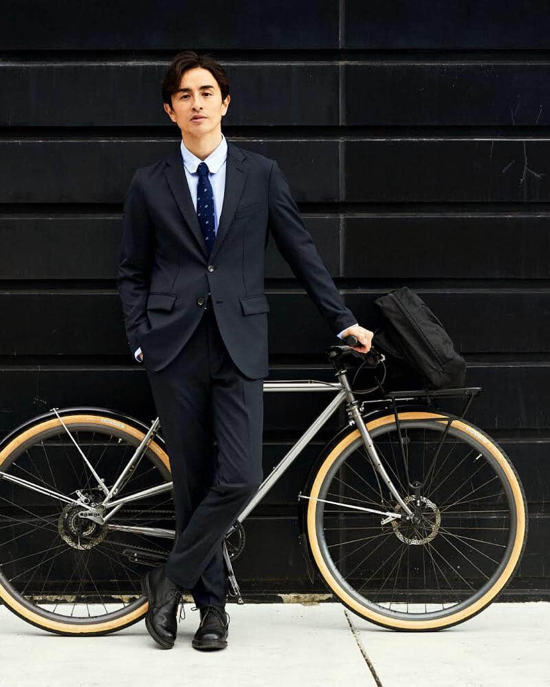 narifuri_japanさんのインスタグラム写真 - (narifuri_japanInstagram)「﻿ <narifuri × THE SUIT COMPANY>﻿ ・﻿ 「THE SUIT COMPANY/ザ・スーツカンパニー」とのコラボレーションで生まれた “自転車通勤のビジネスマン” へ向けたセットアップスーツは、ビジネスシーン と バイシクルライフ を繋ぐ新しいスーツのかたちです。﻿ ﻿ ﻿ #narifuri﻿ #ナリフリ﻿ #thesuitcompany﻿ #スーツカンパニー﻿ #bicycle﻿ #cityride﻿ #easyridetokyo﻿ #街乗り﻿ #自転車通勤」4月8日 12時37分 - narifuri_japan