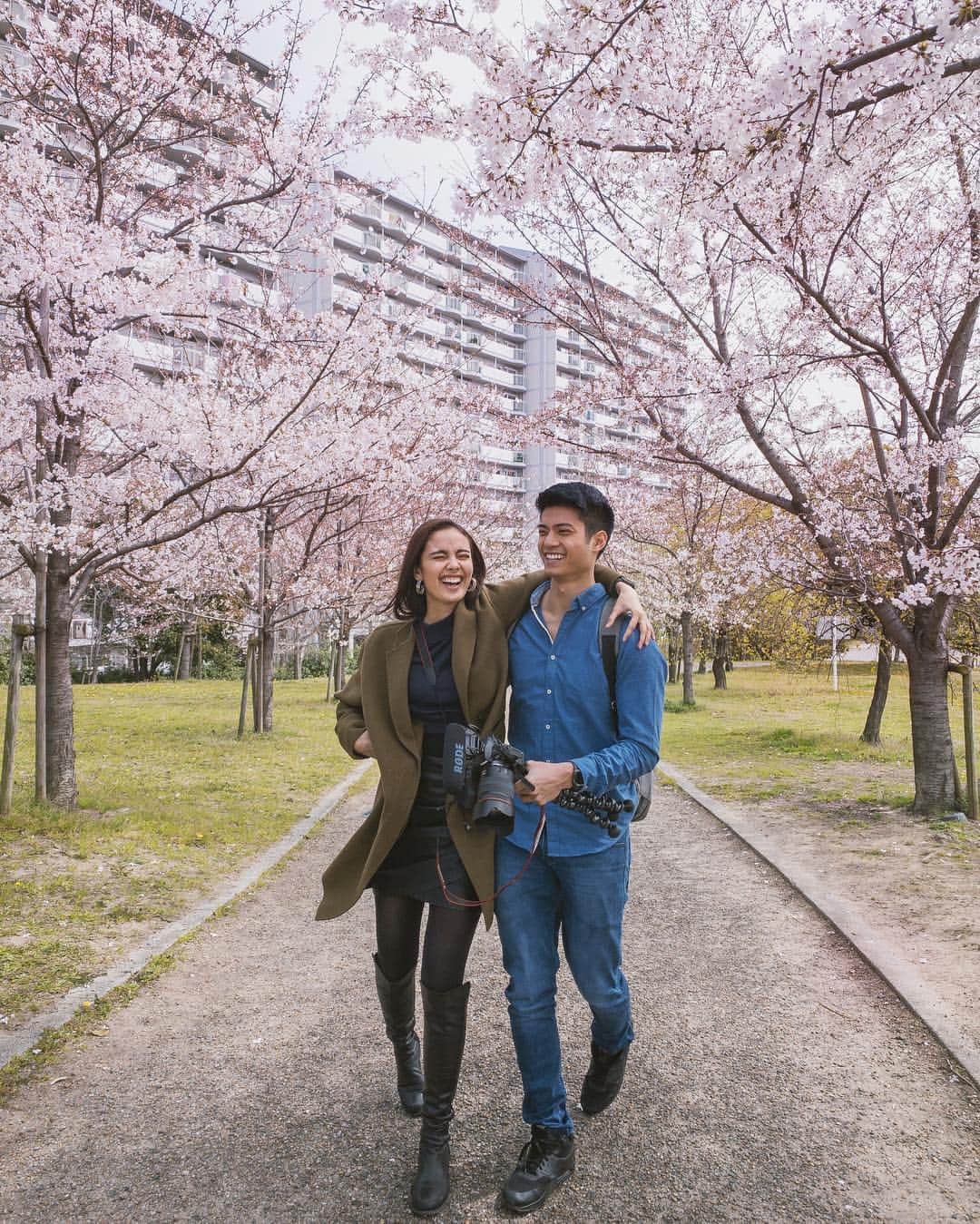 ミーガン・ヤングさんのインスタグラム写真 - (ミーガン・ヤングInstagram)「Our first time in Kyoto and we got to see the cherry blossoms 🌸 I thought that all this time cherry blossoms were just pink but there are also white, even yellow colored cherry blossoms 😍 everyone was out enjoying the blossoms around the city, even til late at night. It's tradition in Japan to have a picnic under the cherry blossoms - which they call "hanami" 💖 a picnic party while viewing the cherry blossoms 💖 We booked a car for the whole day to take us from Osaka to Kyoto though @klooktravel_ph and it's something I would recommend so that you're just chilling in the car going from place to place 😋 if you want to see more of our trip stay tuned to Klook's IG and Facebook page to see fun videos of our #KlookSpringFling」4月8日 12時31分 - meganbata