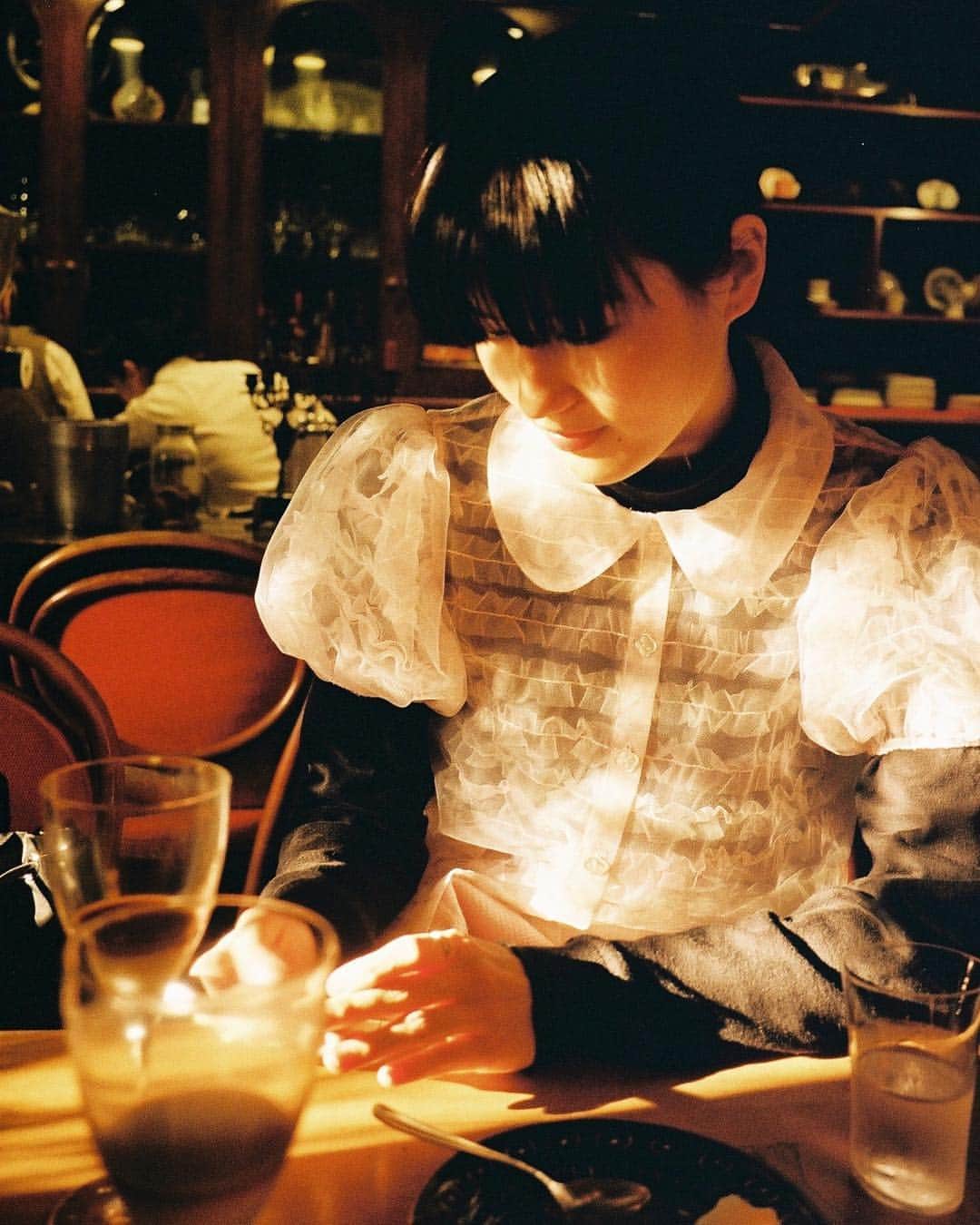 杉咲花のインスタグラム：「きれい、ってシャッターを押したときの想いごと写っている気がして、うれしい写真。初めて一緒にお茶ができた日☀️」
