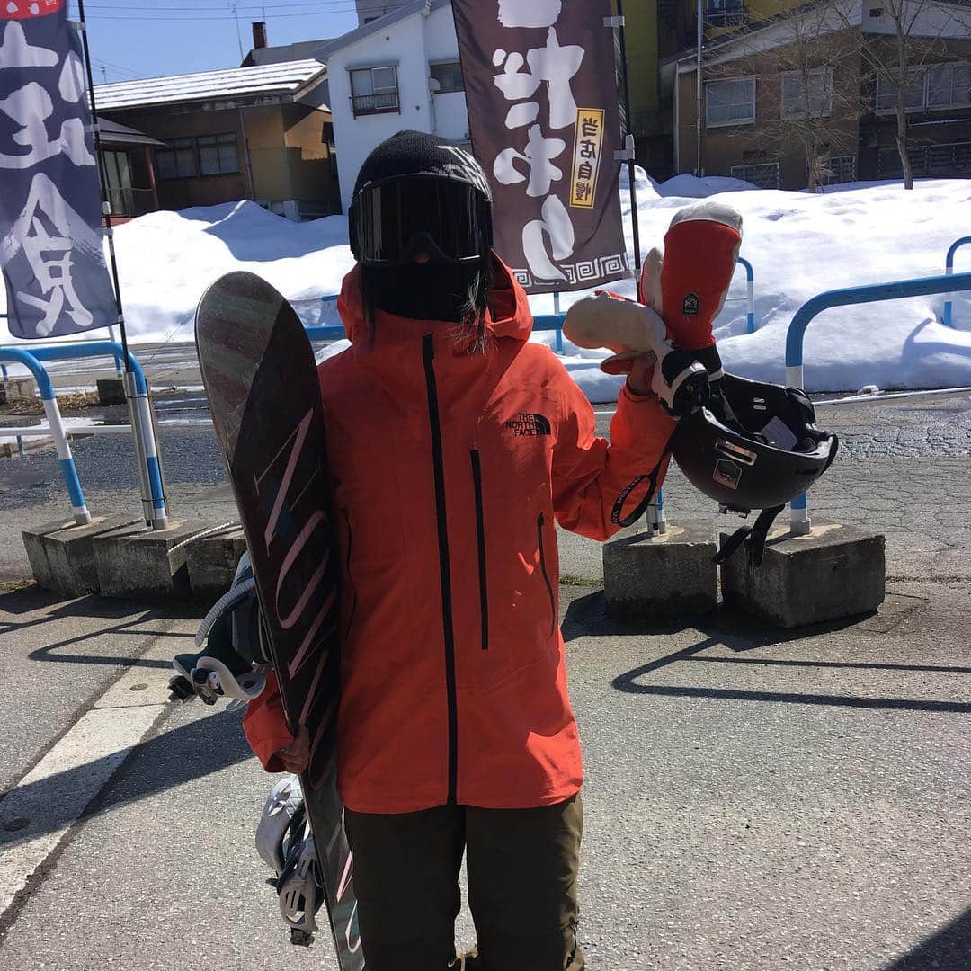 小野塚彩那のインスタグラム：「4/5 スノーボード始めました。. . I’m starting Snowboard at 5th April 🏂. . #ヘルメットはしましょう #逆エッジが怖すぎる #最後の1本は体力不足により転びまくる #難しい #足がくっついてる #グーフィーフッターなんです #朝はスキー #スノーボード」