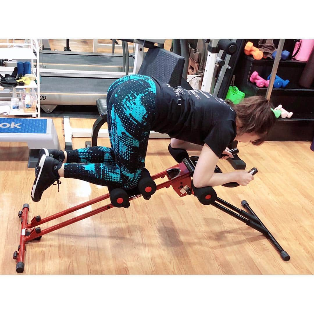 津田麻莉奈さんのインスタグラム写真 - (津田麻莉奈Instagram)「#workout ‪夏に向けて二の腕痩せをするべく！ トレーナーさんと相談して、腕の加圧トレーニングを開始しました。‬(写真3枚目) 浮腫みも取れて、いい感じです💪😊 ⁑ ‪もちろん尻トレーニングと、 #ABcrusher (写真1枚目)で腹筋も鍛えております👌‬ ⁑ #hey尻 #尻トレ #尻 #尻神  #加圧 #加圧トレーニング  #二の腕痩せ  #ボディメイク #ヒップアップ #パーソナルトレーニング  #パーソナルトレーニングジム  #筋トレ #筋肉 #筋トレ女子 #腹筋 #腹筋女子 #ワークアウト #ダイエット #フィットネス #ジム #尻トレーニング #尻フェチ #美容 #fitness #엉덩이  #personaltraining #津田麻莉奈 #まりなる」4月8日 12時46分 - tsudamarinal