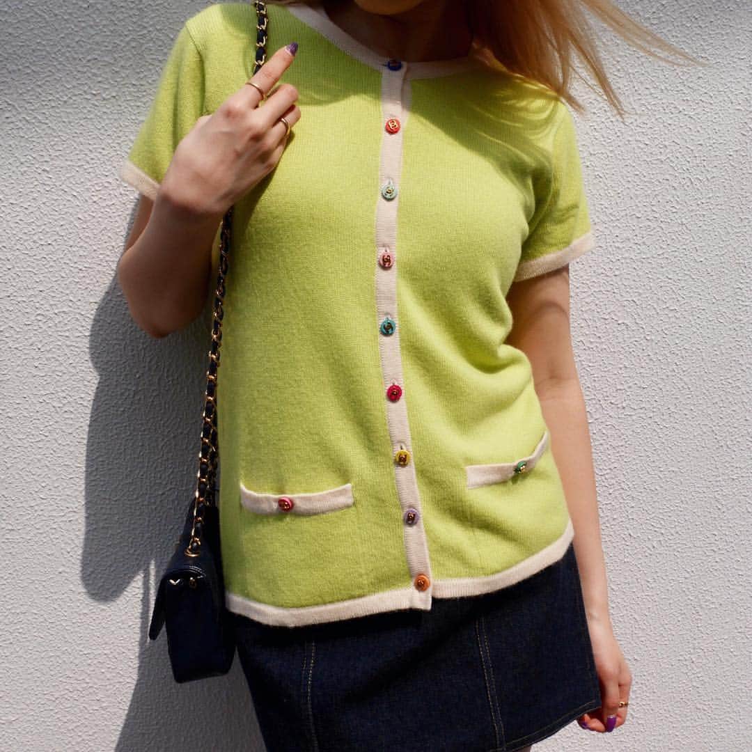 のインスタグラム：「Vintage Chanel ensemble knit top with colorful CC buttons. Size 38.▶︎Free Shipping Worldwide✈️ ≫≫≫ DM for more information 📩 info@amorevintagetokyo.com #AMOREvintage #AMORETOKYO #tokyo #Omotesando #Aoyama #harajuku #vintage #vintageshop #ヴィンテージ #ヴィンテージショップ #アモーレ #アモーレトーキョー #表参道 #青山 #原宿#東京 #chanel #chanelvintage #vintagechanel #ヴィンテージ #シャネル #ヴィンテージシャネル #amorewardrobe #アモーレワードローブ」
