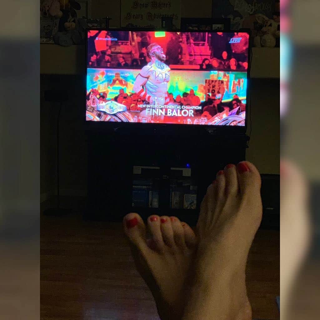 のインスタグラム：「Congrats Finn Bálor @finnbalor just defeated Bobby Lashley @bobbylashley (with Lio Rush @rushliorush) and is the new WWE Intercontinental Champion. Omg I saw how long the Demon’s tongue was too 😆👅 👏🏻👏🏻👏🏻 🤼‍♂️ —- —- #wrestlemania #feet #tanyatate #tanyatatefeet #queentanyatate #finnbalor #thedemon」