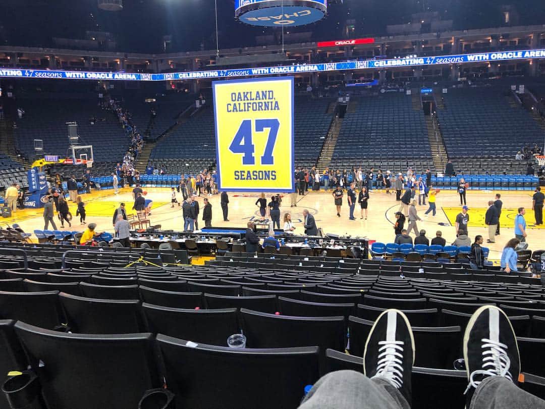 クレイ・トンプソンのインスタグラム：「Sitting up here soaking it all in. I’m gonna miss Oracle. But what I’ll miss most is that Oakland love cuz there’s nothin like it!!」