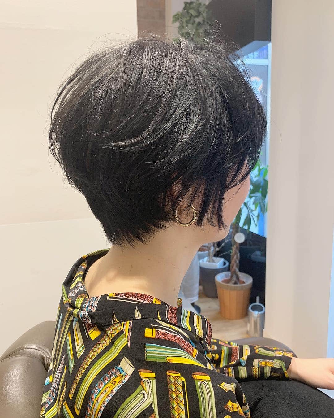 鮫島邦明のインスタグラム：「ショートスタイル 人気、サイドの耳の透け感と襟足を こだわってます顔周りもね^_^ 頭の形が気になる方はショートおススメですよ #ロフト梅田#NU茶屋町#HEP#グランフロント#ルクア#エスト#梅田カフェ#梅田芸術劇場#梅田茶屋町」