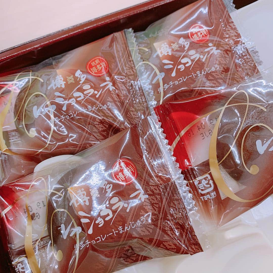 新垣泉子さんのインスタグラム写真 - (新垣泉子Instagram)「博多通りもんの日焼けバージョン？！ #博多レアショコランネ #明月堂 #博多通りもん  #ショコラバージョン #みたいな感じ #チョコレートまんじゅう #美味しかった #博多 #博多土産 #博多スウィーツ」4月8日 12時54分 - motoko.arakaki