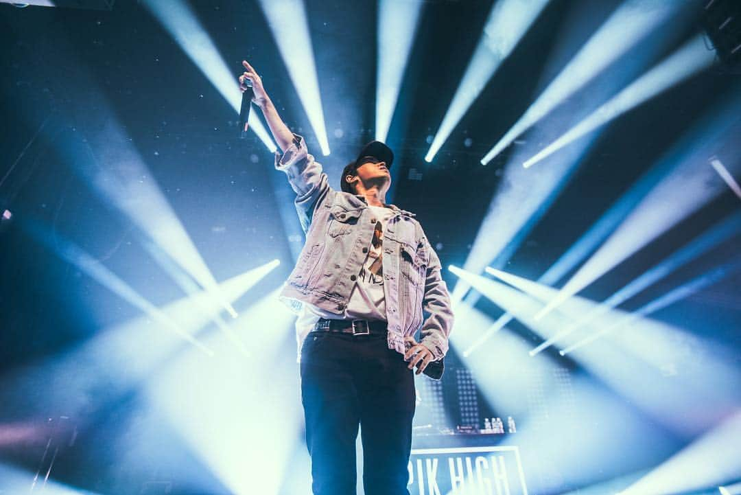 TABLO さんのインスタグラム写真 - (TABLO Instagram)「New York~~~!!! You were the stars in the sky tonight. Thank you all. 📸 by @Bobo.xxndigo tour management: @enmgmt tickets at epikhigh.com — #epikhigh2019 #nyc」4月8日 12時51分 - blobyblo