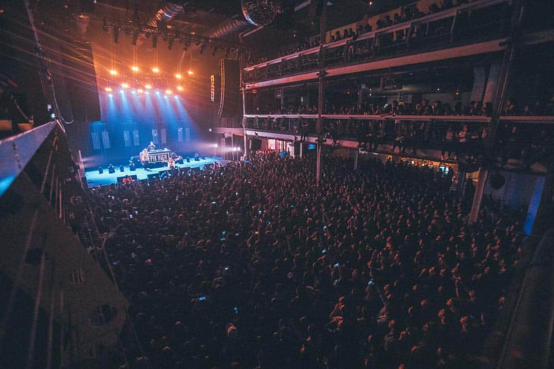 TABLO さんのインスタグラム写真 - (TABLO Instagram)「New York~~~!!! You were the stars in the sky tonight. Thank you all. 📸 by @Bobo.xxndigo tour management: @enmgmt tickets at epikhigh.com — #epikhigh2019 #nyc」4月8日 12時51分 - blobyblo