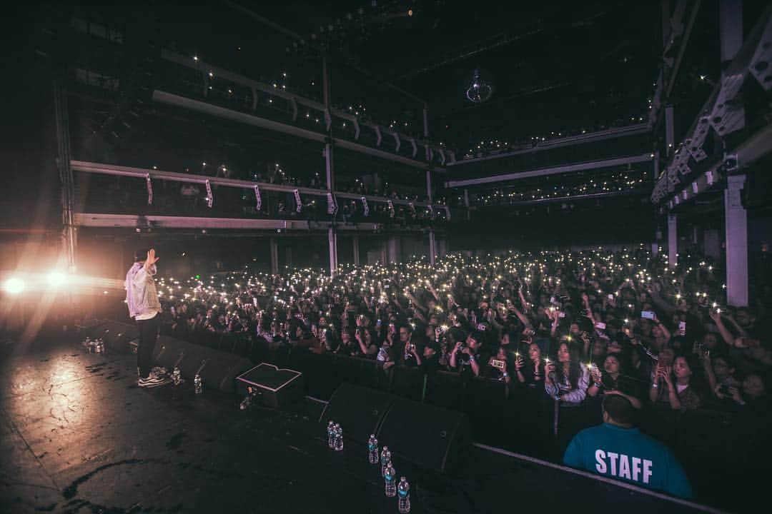 TABLO さんのインスタグラム写真 - (TABLO Instagram)「New York~~~!!! You were the stars in the sky tonight. Thank you all. 📸 by @Bobo.xxndigo tour management: @enmgmt tickets at epikhigh.com — #epikhigh2019 #nyc」4月8日 12時51分 - blobyblo