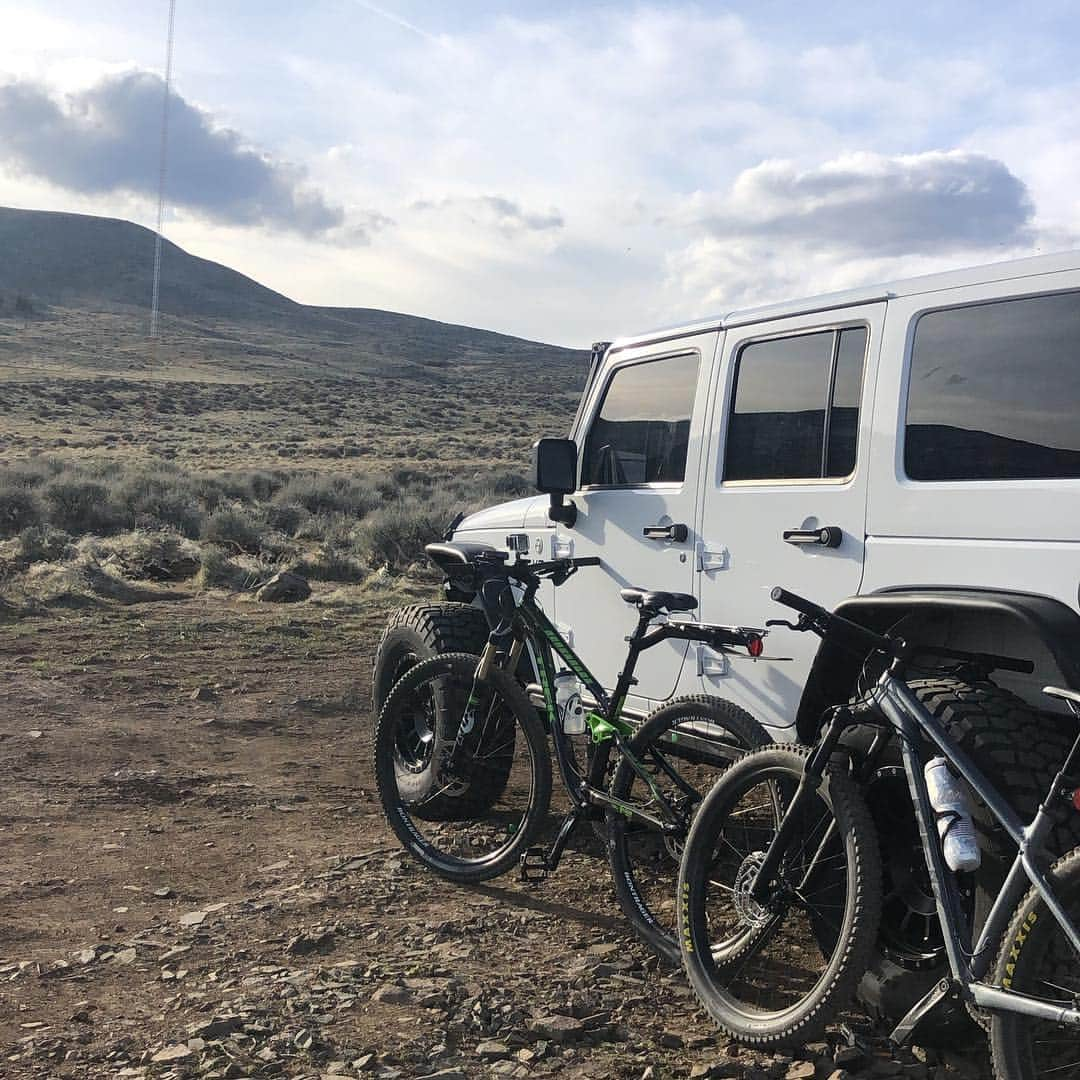 ジェイコブ・ダルトンさんのインスタグラム写真 - (ジェイコブ・ダルトンInstagram)「Almost 9 miles and 1300ft in elevation on a mountain bike ride today with @tdalton007 ! A great ride, some very sketchy parts but so much fun with my dad!  #mtb #reno #nevada #trek #kagedmusclesupps #jeep #jeeplife #optoutdoors」4月8日 12時56分 - jake_dalton