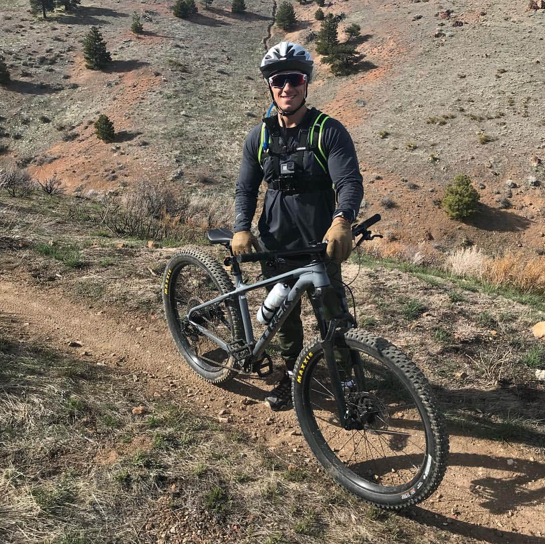 ジェイコブ・ダルトンのインスタグラム：「Almost 9 miles and 1300ft in elevation on a mountain bike ride today with @tdalton007 ! A great ride, some very sketchy parts but so much fun with my dad!  #mtb #reno #nevada #trek #kagedmusclesupps #jeep #jeeplife #optoutdoors」