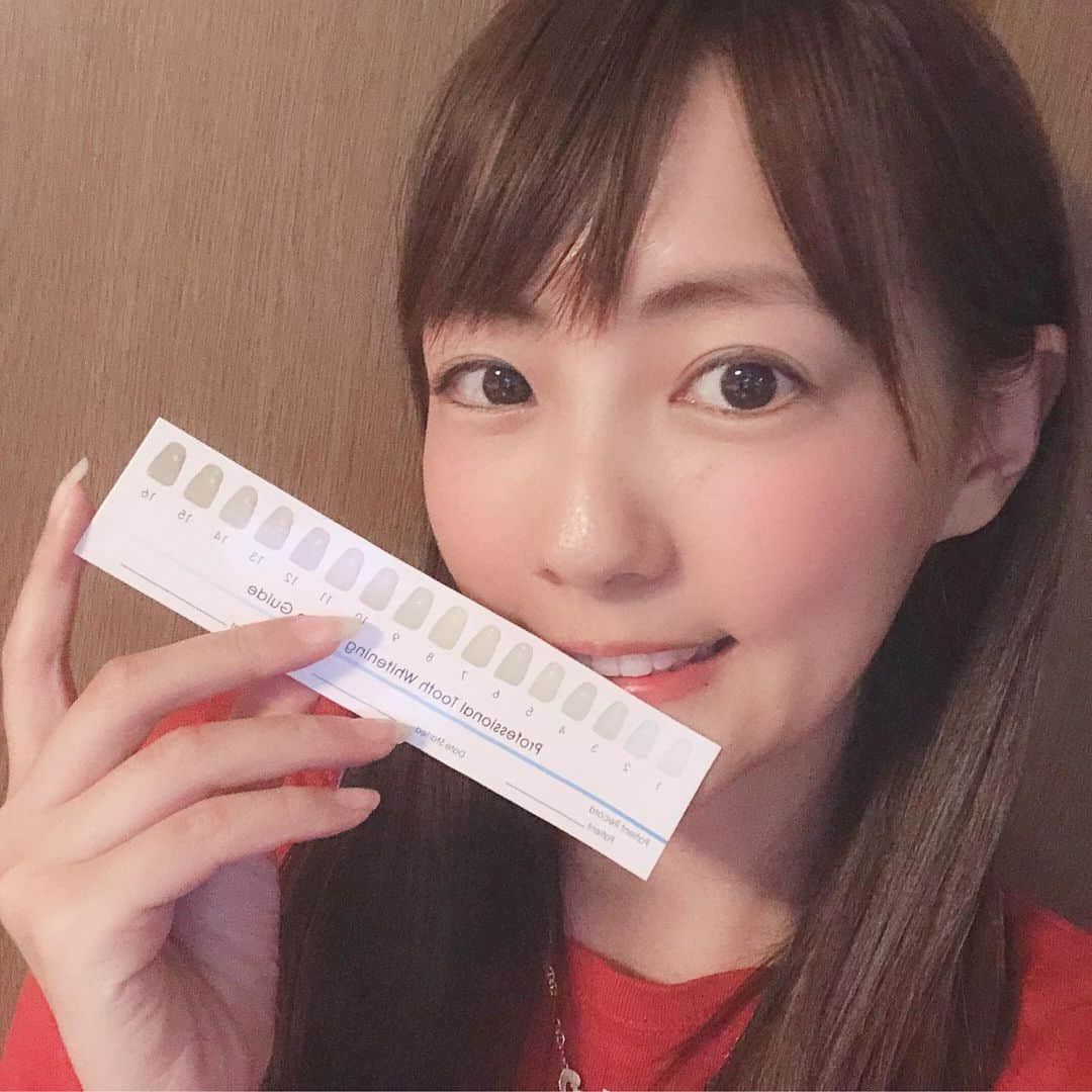 うえむらちかさんのインスタグラム写真 - (うえむらちかInstagram)「芸能人は歯が命というとで笑  ホームホワイトニング始めてみました🦷✨ . たまに歯医者さんに行ってクリーニングやホワイトニングをしてもらってたんですが、日々の汚れってすぐに着色しちゃうんですよね😢 . 私が今使っているのは  ビースマイル ホワイトニングキット  1️⃣マウスピースをはめる. 2️⃣スイッチオン. 3️⃣軽くみがく  の３ステップを1日1回10分〜20分目安で、週1メンテ頑張ってます✨. （使い方はスワイプしてみてね☞） .  今の歯の白さが3番くらいなので、1番を目指してがんばるぞー！！ .  #芸能人は歯が命 #笑顔  #歯並び #歯磨き #健康な歯 #ビースマイル #ホワイトニング #白い歯 #メンテナンス #ホームホワイトニング #ホワイトニングキット #maintenance #pr #whitening #besmile ＠odecomart」4月8日 13時05分 - uemurachika