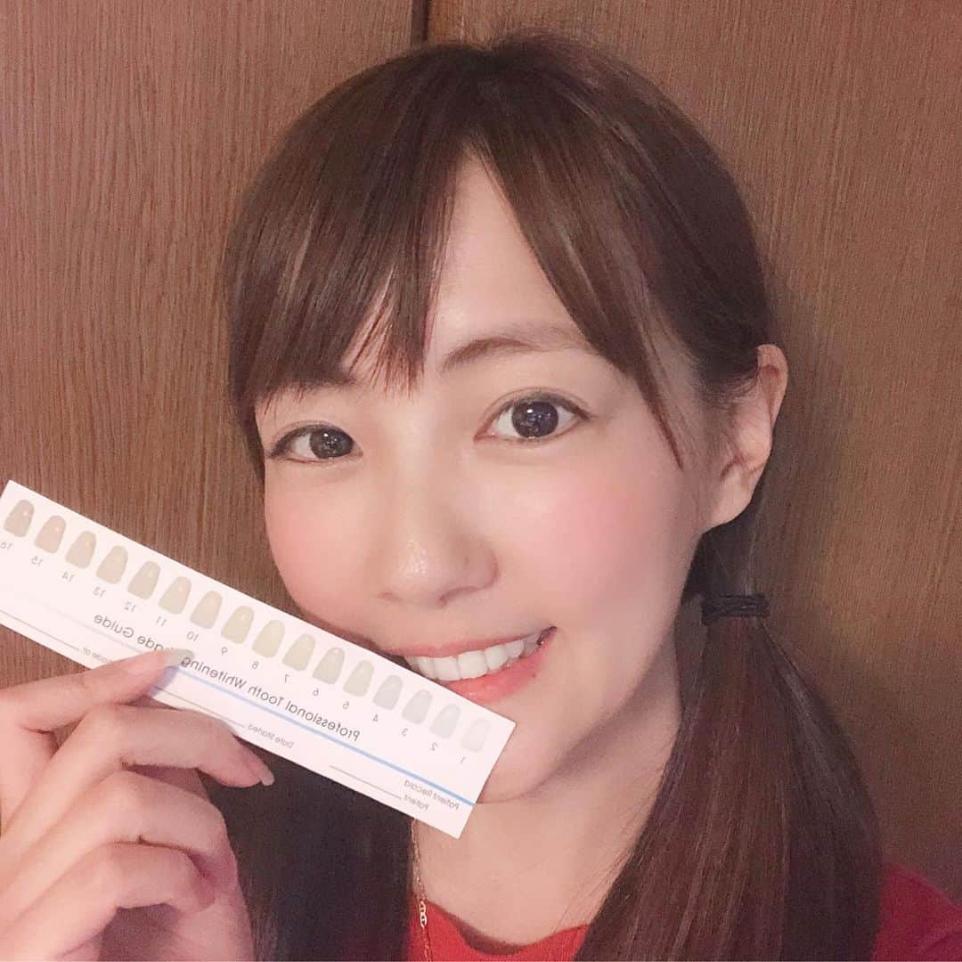 うえむらちかのインスタグラム：「芸能人は歯が命というとで笑  ホームホワイトニング始めてみました🦷✨ . たまに歯医者さんに行ってクリーニングやホワイトニングをしてもらってたんですが、日々の汚れってすぐに着色しちゃうんですよね😢 . 私が今使っているのは  ビースマイル ホワイトニングキット  1️⃣マウスピースをはめる. 2️⃣スイッチオン. 3️⃣軽くみがく  の３ステップを1日1回10分〜20分目安で、週1メンテ頑張ってます✨. （使い方はスワイプしてみてね☞） .  今の歯の白さが3番くらいなので、1番を目指してがんばるぞー！！ .  #芸能人は歯が命 #笑顔  #歯並び #歯磨き #健康な歯 #ビースマイル #ホワイトニング #白い歯 #メンテナンス #ホームホワイトニング #ホワイトニングキット #maintenance #pr #whitening #besmile ＠odecomart」