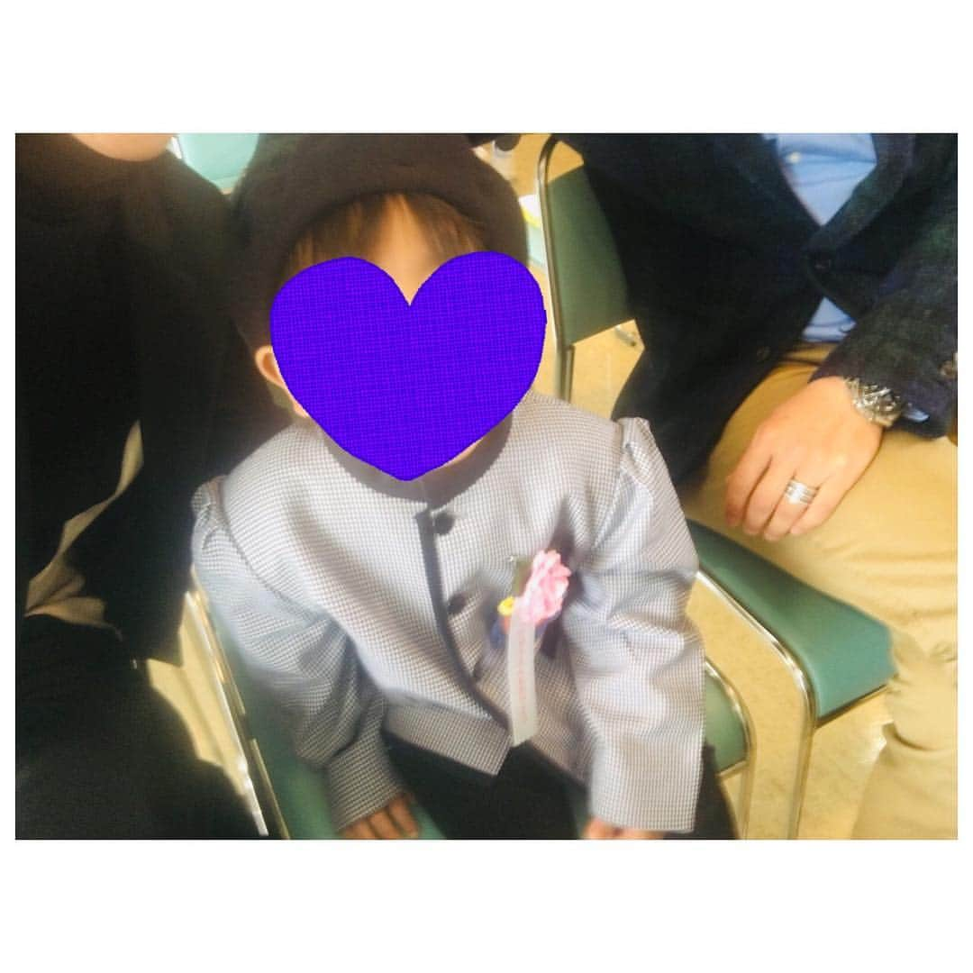 小森純さんのインスタグラム写真 - (小森純Instagram)「本日無事に入園式が終わりました。 ・ 君の制服姿に、 朝から涙が溢れて止まらなかったよ。 大きくなったね。 頑張ったね。 自分の力を信じて真っ直ぐに生きていくんだよ！ 君らしく、楽しい幼稚園生活を送ってね！！！ ・ 次男の事で不安や心配ばかりな私。 色々考えたあげく、 今回、次男のクラスの役員に立候補させて頂きました。 挙手制だったのでドキドキでした。w ・ これから年少組でお世話になるお子さんや、親御さん方に、 少しでも恩返しができるように、 私ができる事を精一杯やって行こうと決めました。 ・ 子供達、みんなが笑顔で、 みんなで幸せに。。 ・ 改めて、 今日は幼稚園入園、本当におめでとう！！ ・ ・ #幼稚園生活がスタート #本当におめでとう」4月8日 13時14分 - jun.komori1122