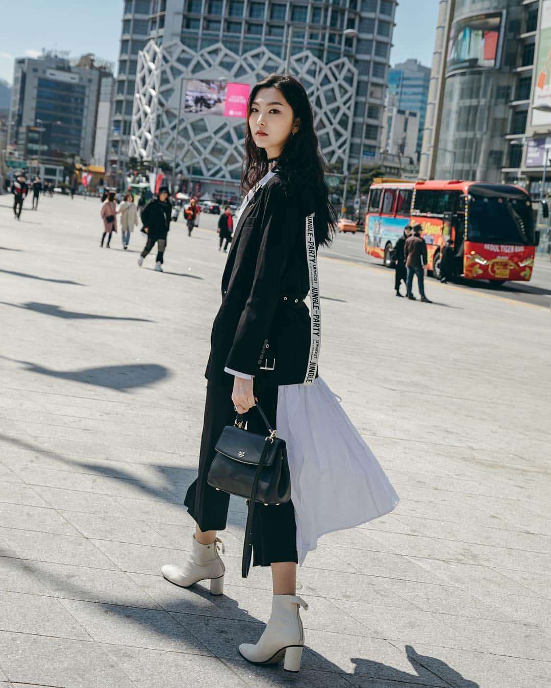 가로수길 , Seoulさんのインスタグラム写真 - (가로수길 , SeoulInstagram)「Seoul Street FASHION STYLE Thx @hanbeoul7050 💥 모델 한별 . . #写真 #モデル #フィルム #ファッション #フォトグラファー #ストリートファッション #파리 #東京 #서울패션위크 #sfw #오오티디 #nyc #london #패션스타그램 #newyork #nyfw #셀카 #portrait #seoulFashionWeek #street #streetfashion #streetphoto #가로수길 #이태원 #사진 #스트릿패션 #모델 #tokyo #nyfw #pfw」4月8日 13時16分 - jaylim1