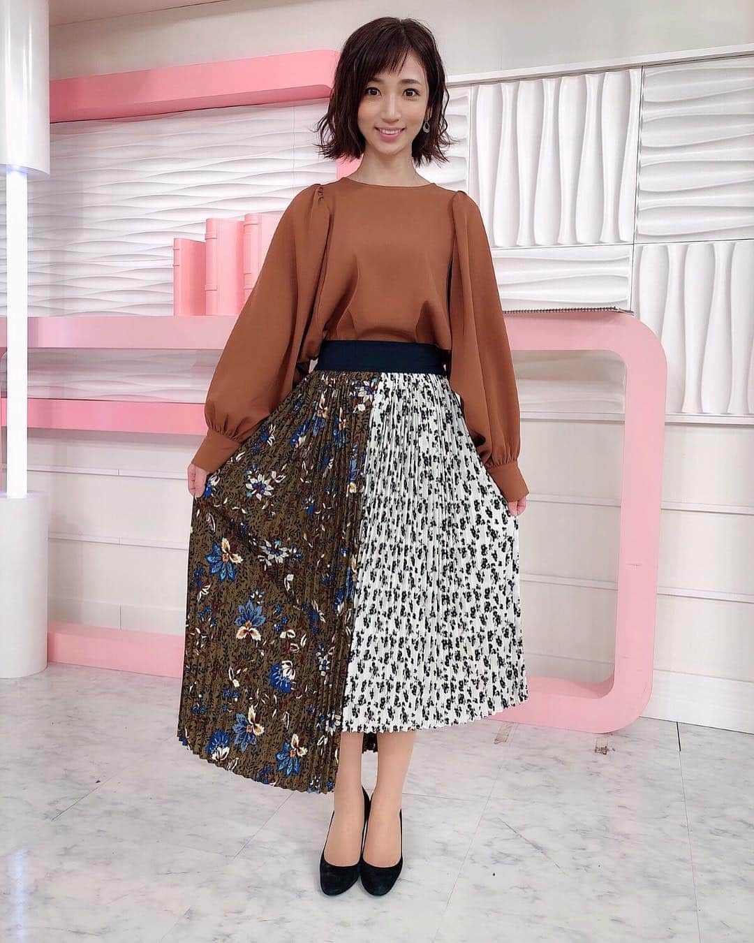 内田敦子さんのインスタグラム写真 - (内田敦子Instagram)「﻿ ﻿ Oha!4の衣装です🌟﻿ うーん。同じようなポーズ…😂﻿ ﻿ ﻿ #oha4  #衣装 #borders #nostalgia」4月8日 13時25分 - atsuko_uchida1205