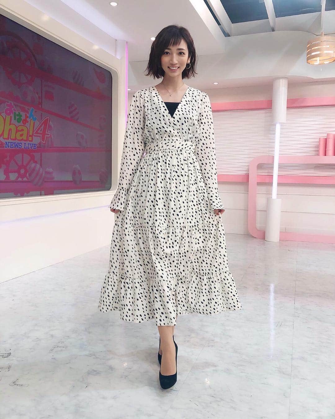 内田敦子さんのインスタグラム写真 - (内田敦子Instagram)「﻿ ﻿ Oha!4の衣装です🌟﻿ うーん。同じようなポーズ…😂﻿ ﻿ ﻿ #oha4  #衣装 #borders #nostalgia」4月8日 13時25分 - atsuko_uchida1205